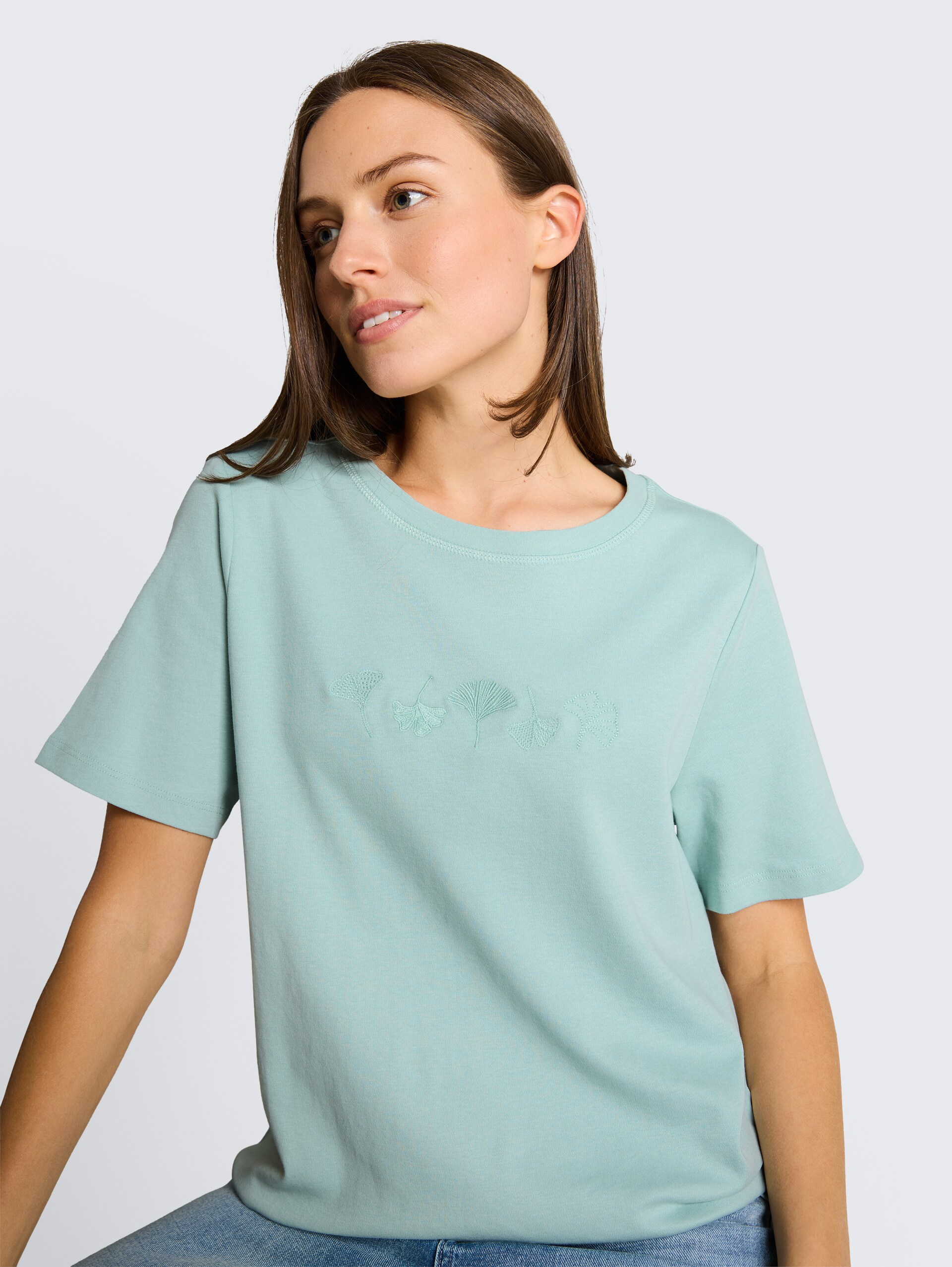 T-Shirt aus Baumwolle - light blue green - Detail-Model-Ansicht