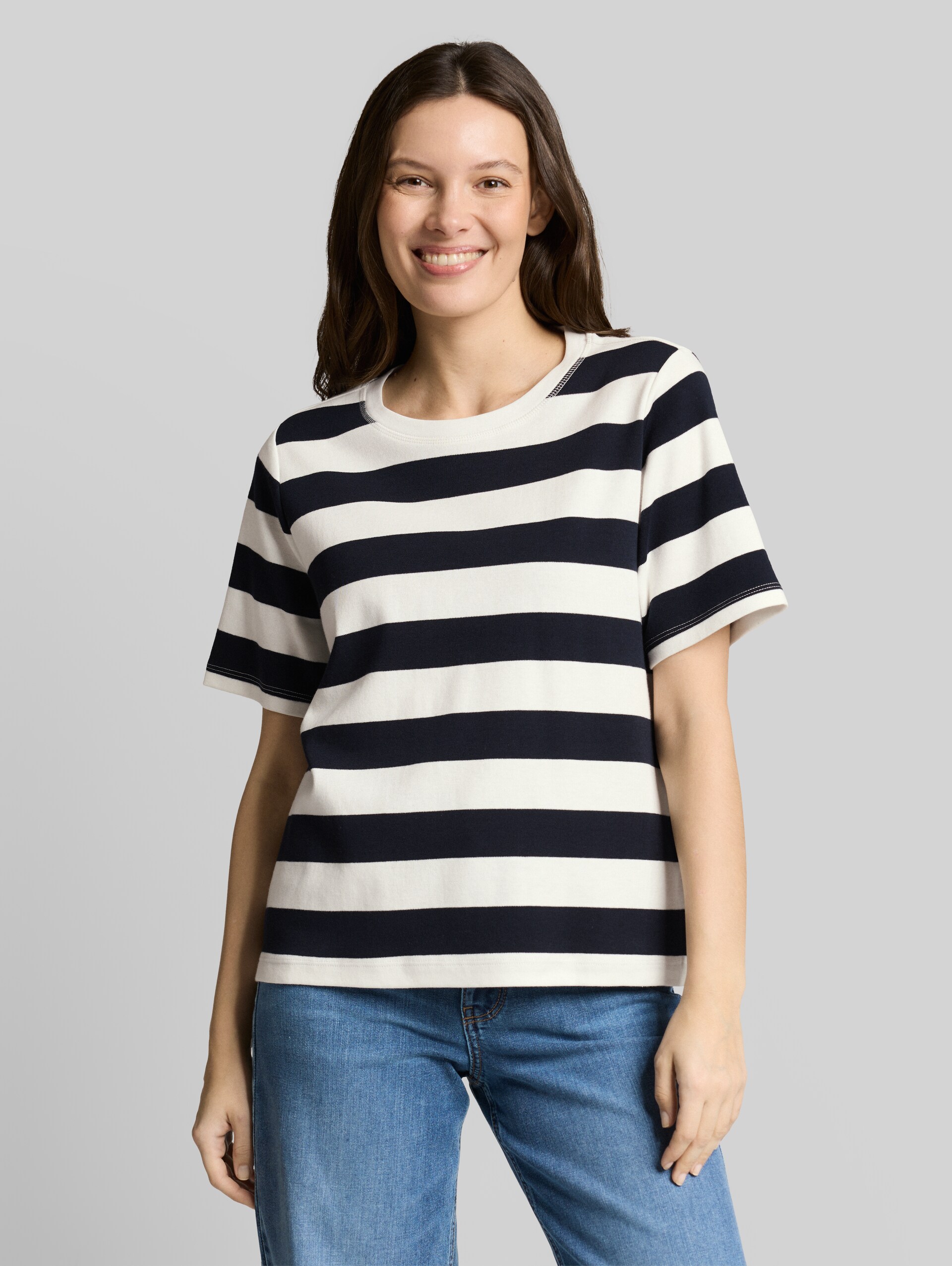 T-Shirt aus Baumwolle - white navy bold stripe - Ausschnitt Model-Vorderansicht