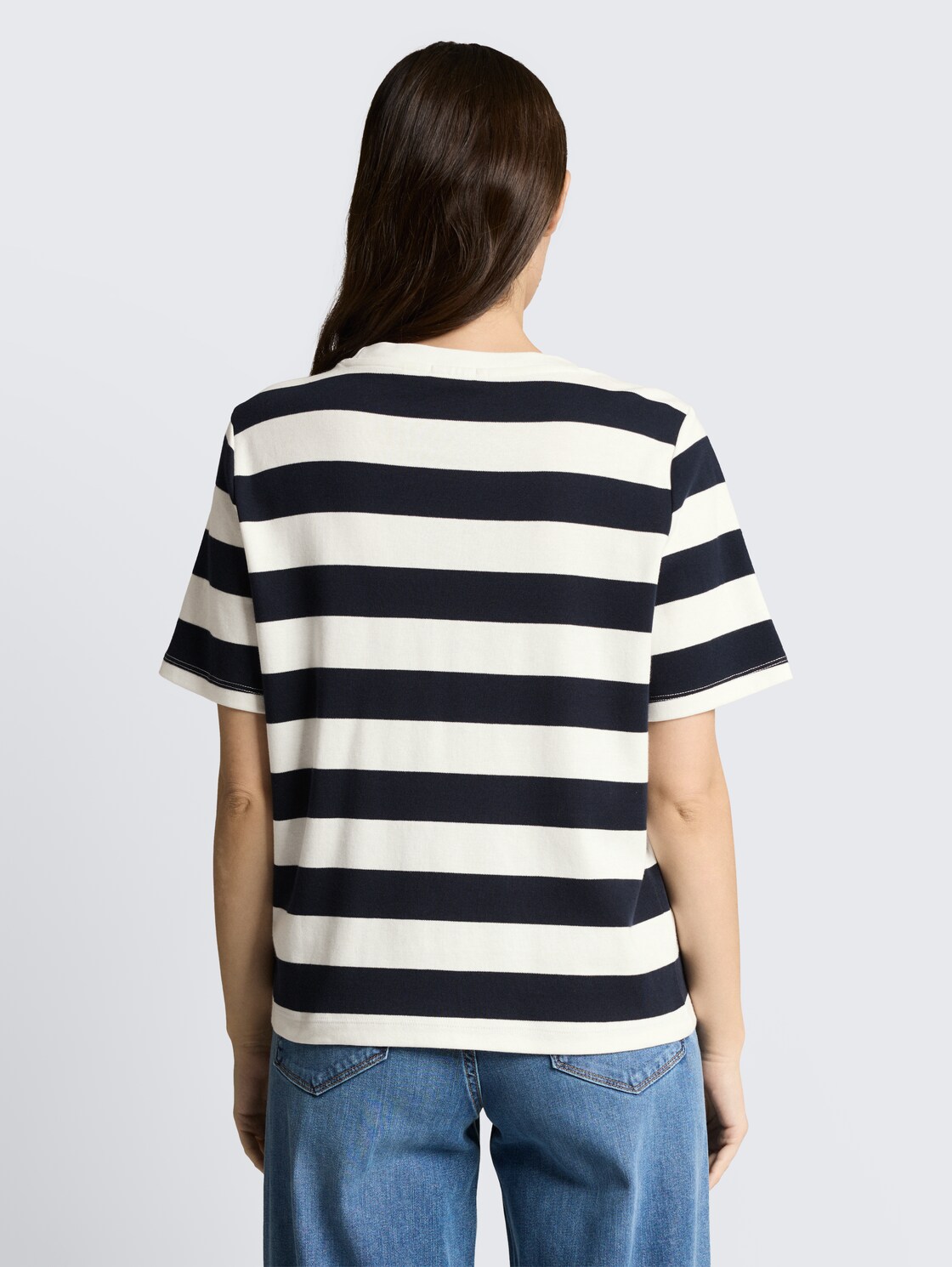 T-Shirt aus Baumwolle - white navy bold stripe - Auschnitt Model-Rückansicht