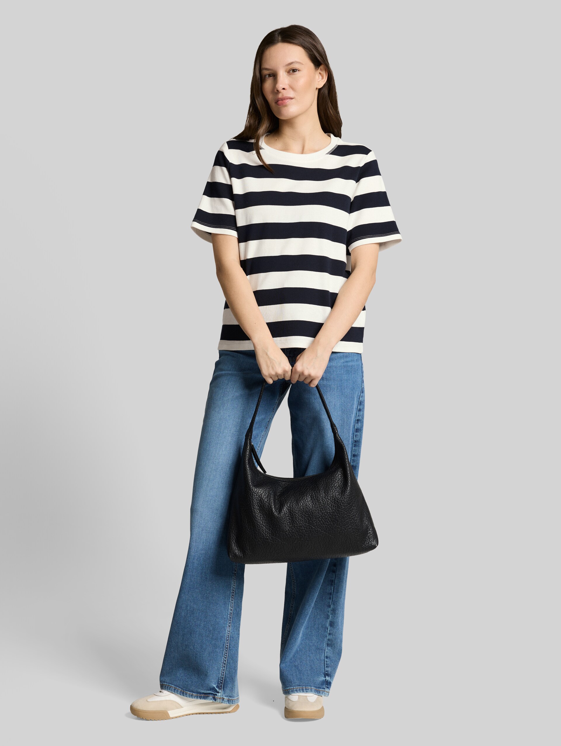 T-Shirt aus Baumwolle - white navy bold stripe - Model-Vorderansicht