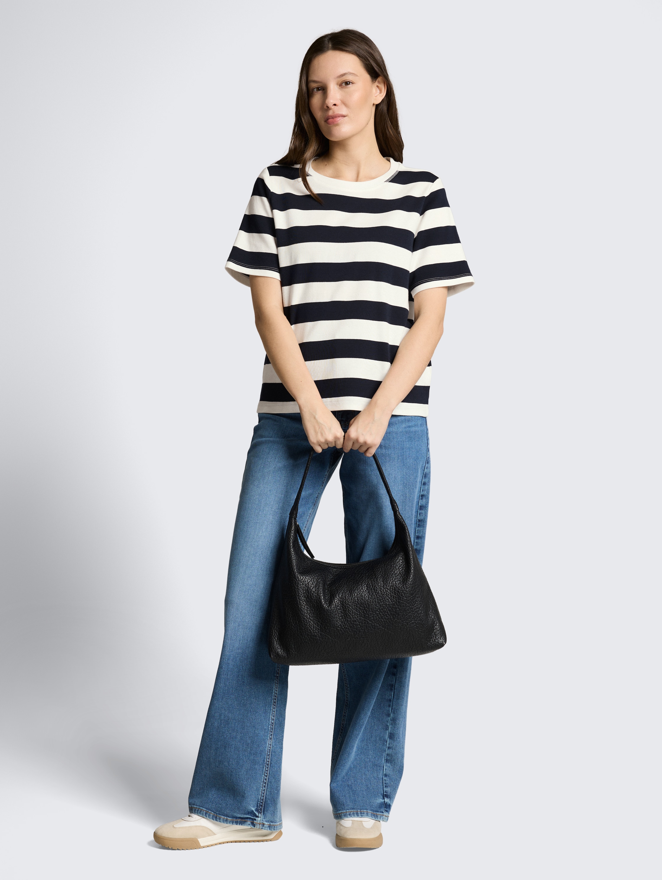 T-Shirt aus Baumwolle - white navy bold stripe - Model-Vorderansicht