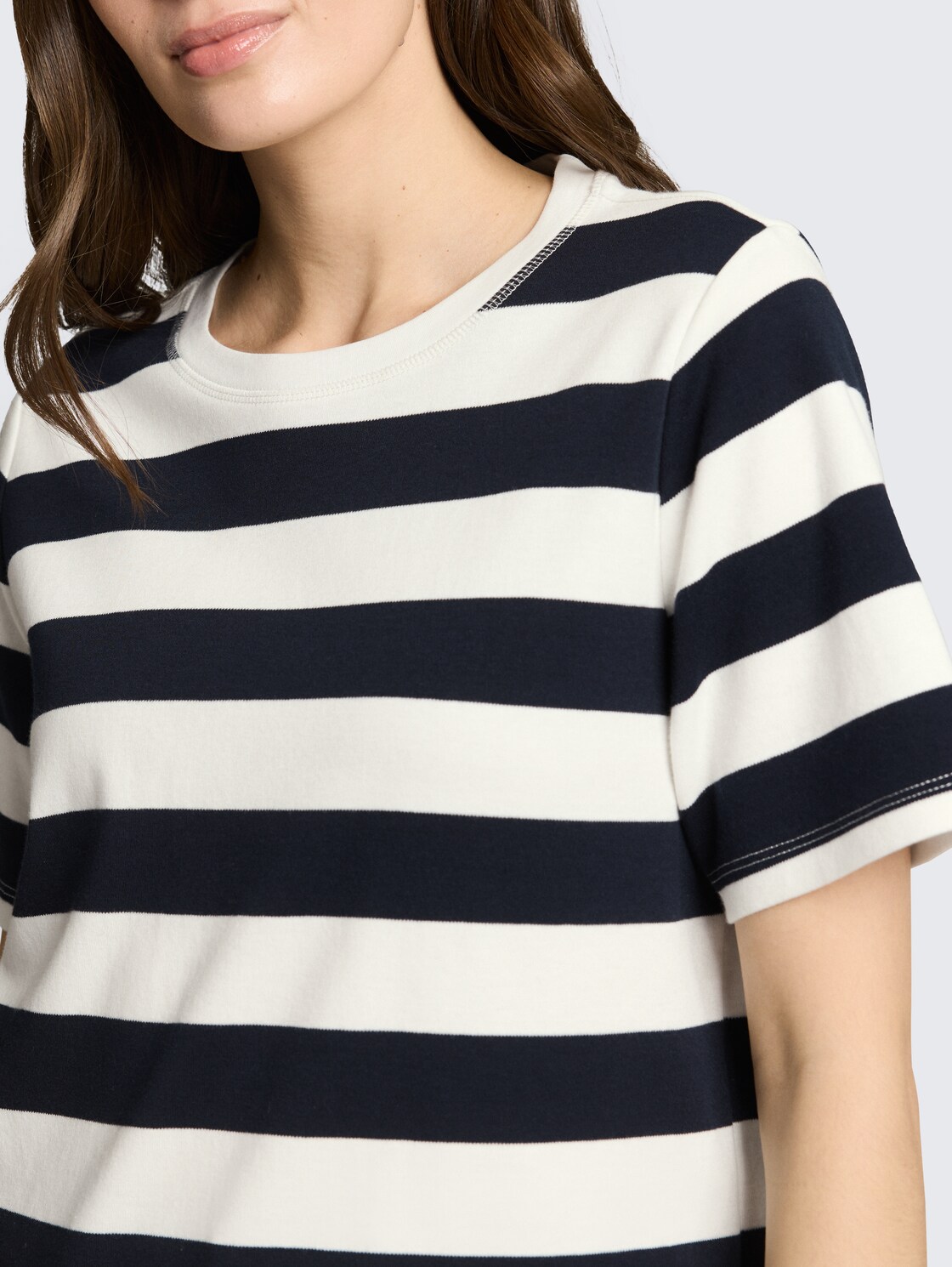 T-Shirt aus Baumwolle - white navy bold stripe - Detail-Model-Ansicht