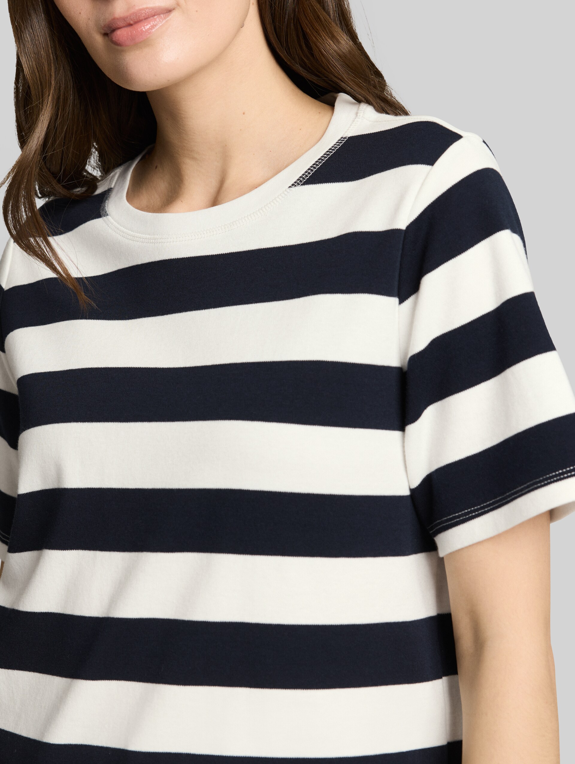 T-Shirt aus Baumwolle - white navy bold stripe - Detail-Model-Ansicht