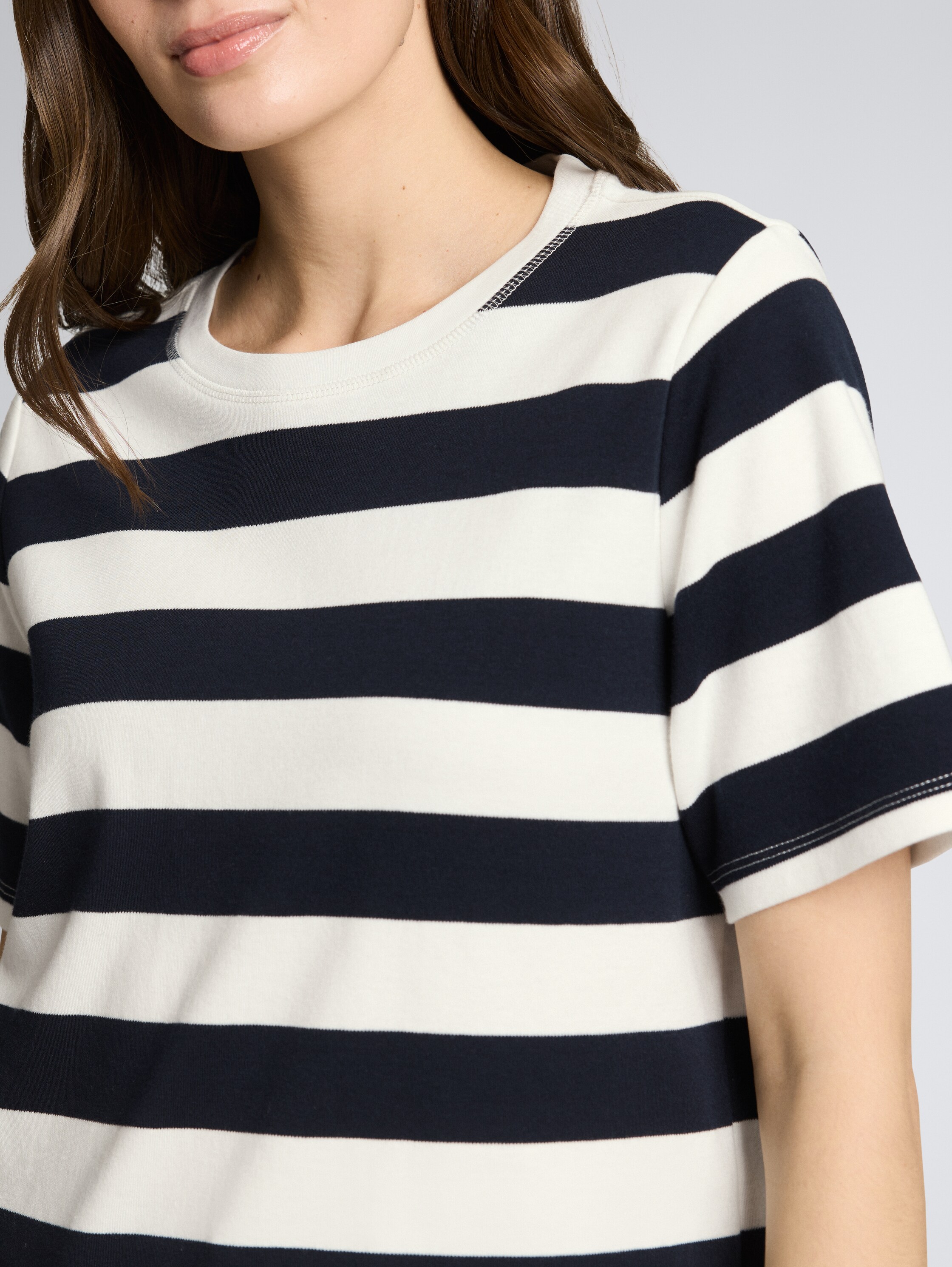 T-Shirt aus Baumwolle - white navy bold stripe - Detail-Model-Ansicht