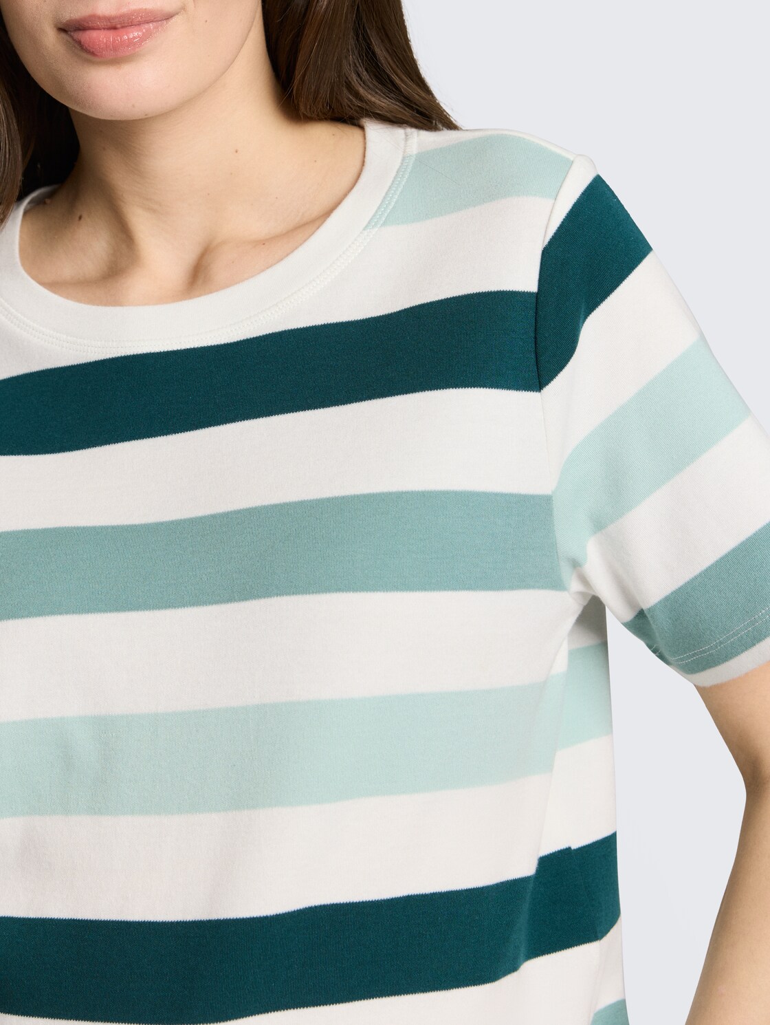 T-Shirt aus Baumwolle - white mint bold stripe - Detail-Model-Ansicht