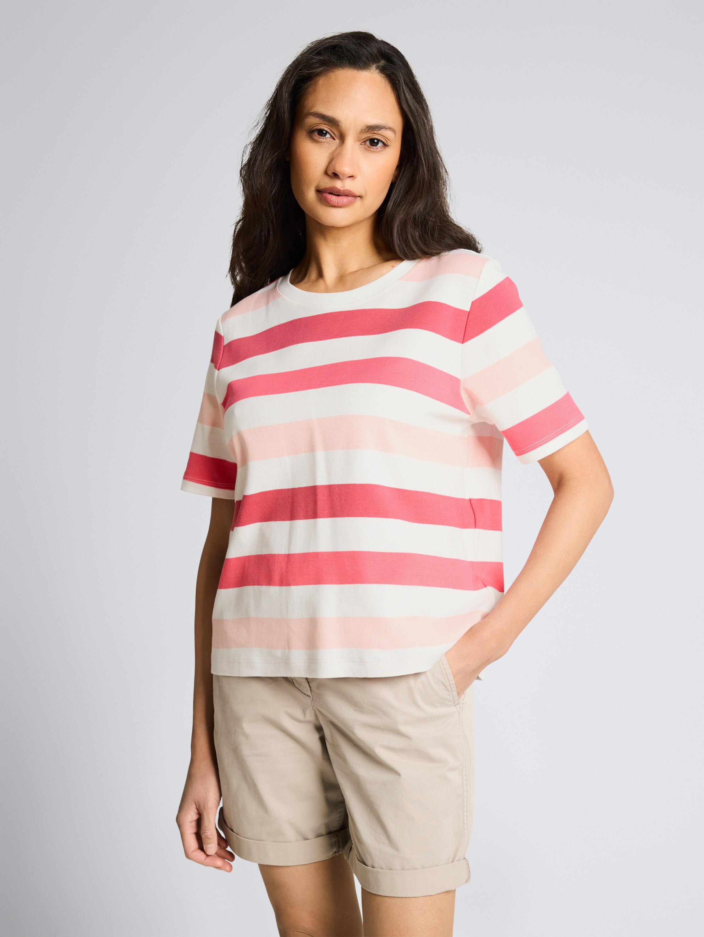 T-Shirt aus Baumwolle - coral offwhite stripe - Ausschnitt Model-Vorderansicht