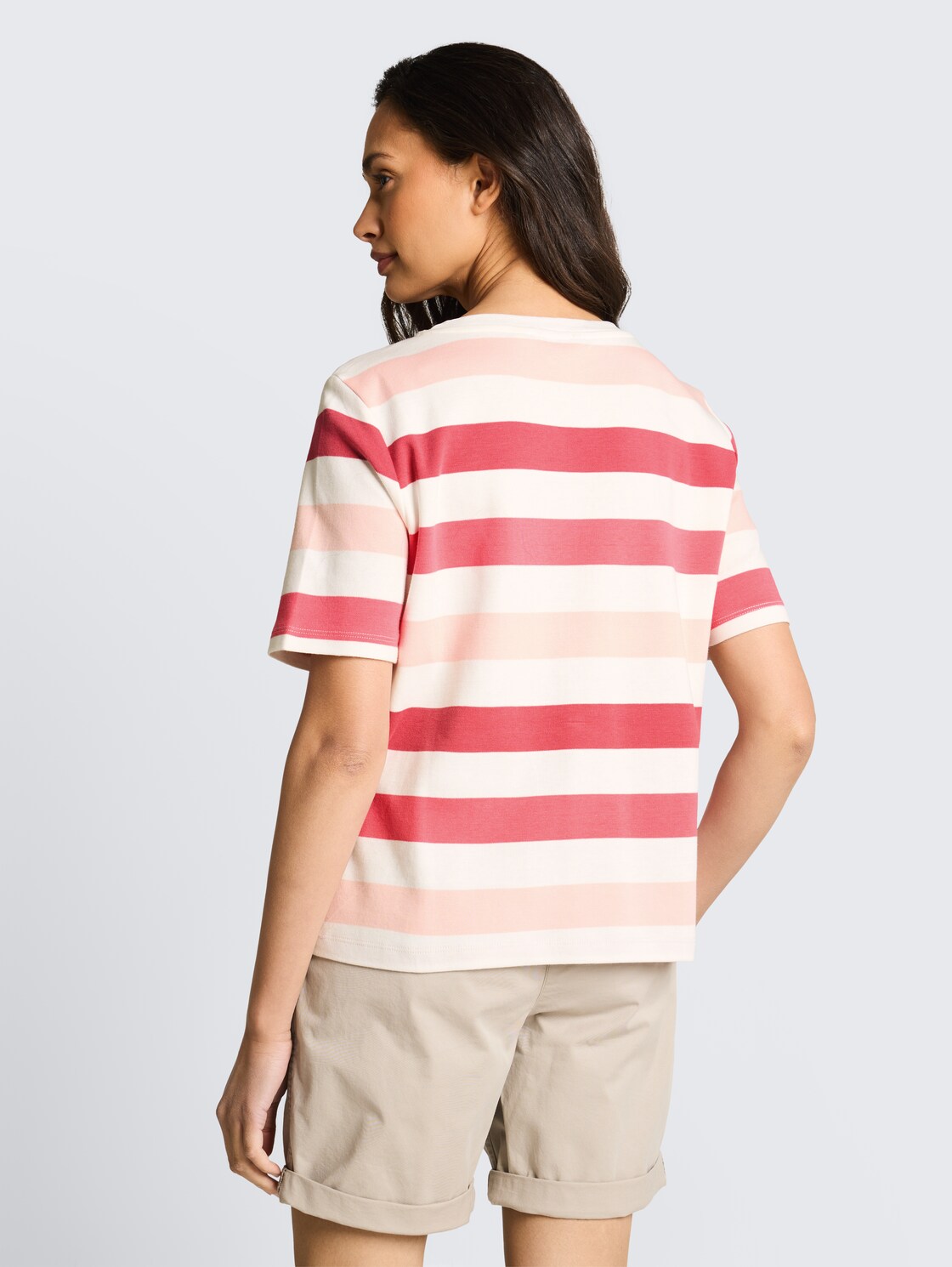 T-Shirt aus Baumwolle - coral offwhite stripe - Auschnitt Model-Rückansicht