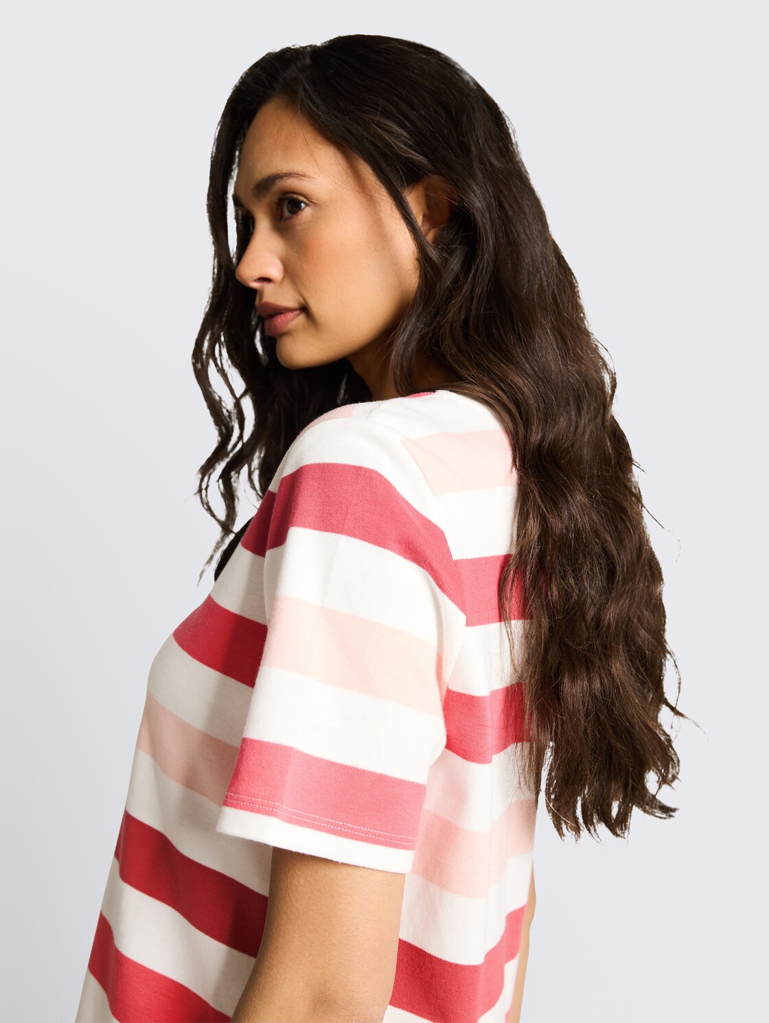 T-Shirt aus Baumwolle - coral offwhite stripe - Detail-Model-Ansicht