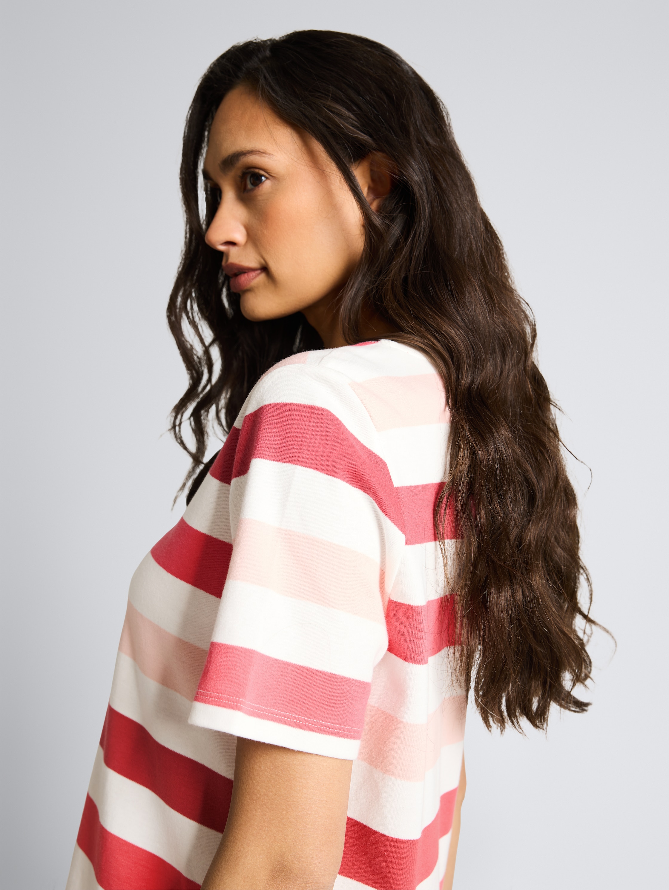 T-Shirt aus Baumwolle - coral offwhite stripe - Detail-Model-Ansicht