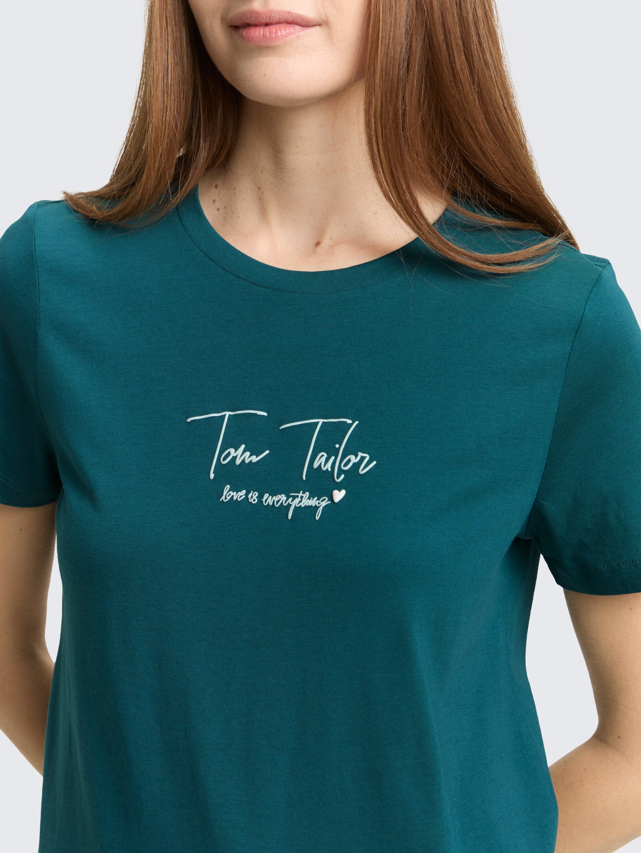 T-Shirt mit Logo-Print - Deep Meadow Green - Detail-Model-Ansicht