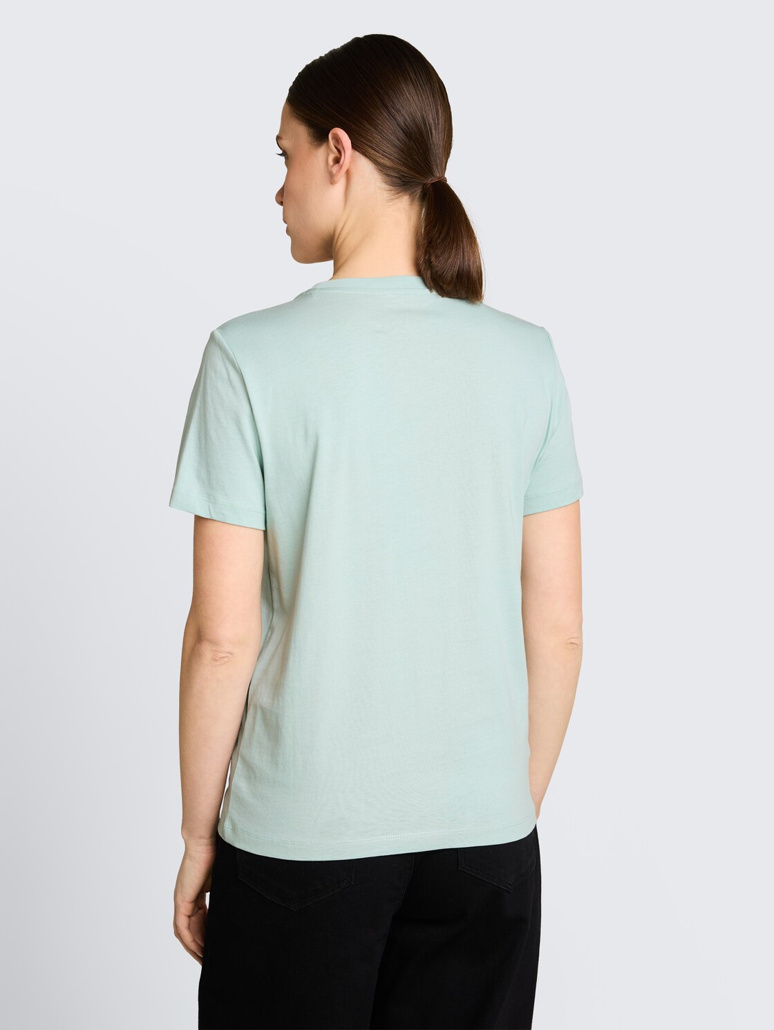 T-Shirt mit Logo-Print - blue haze - Auschnitt Model-Rückansicht