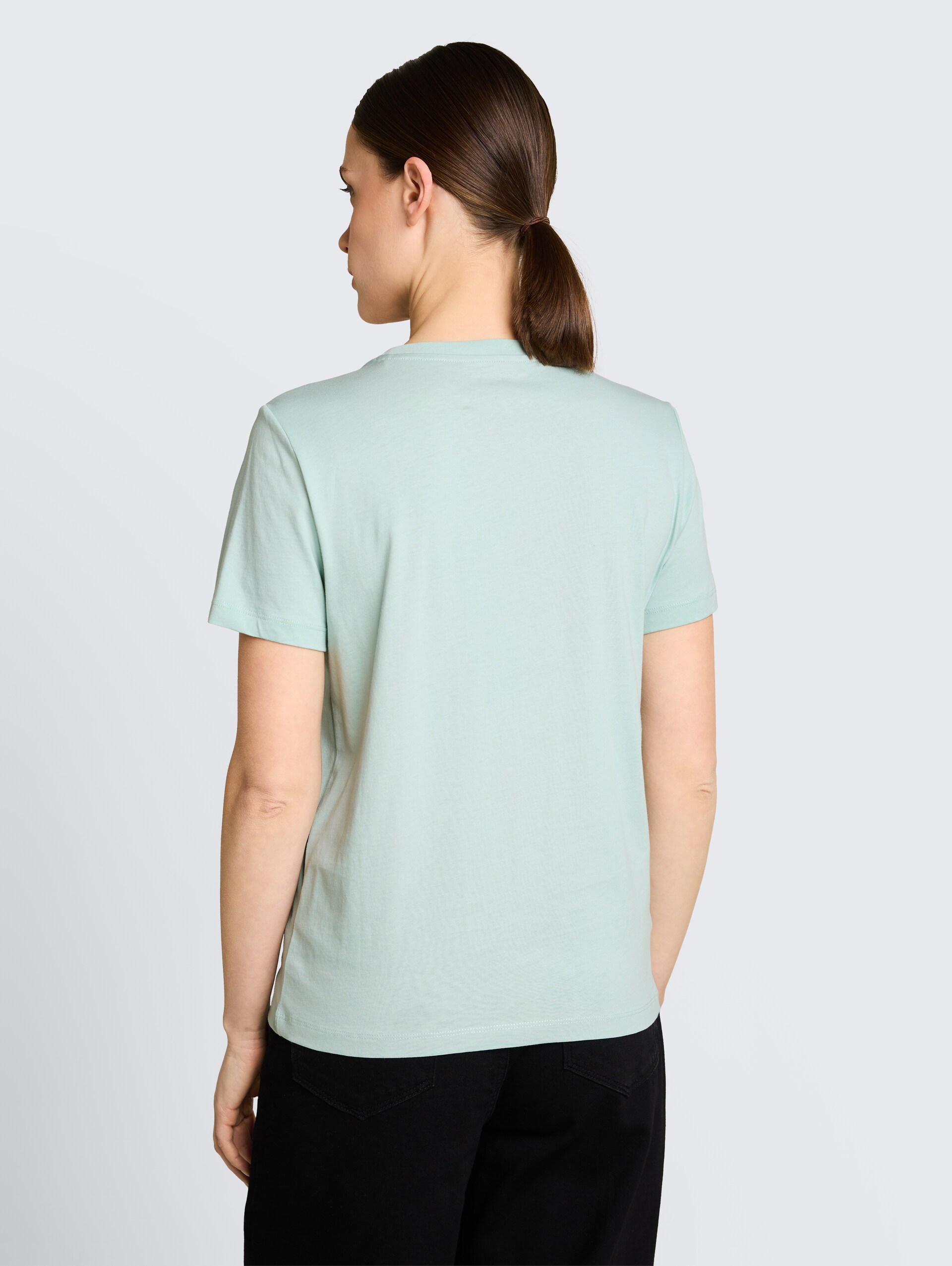 T-Shirt mit Logo-Print - blue haze - Auschnitt Model-Rückansicht