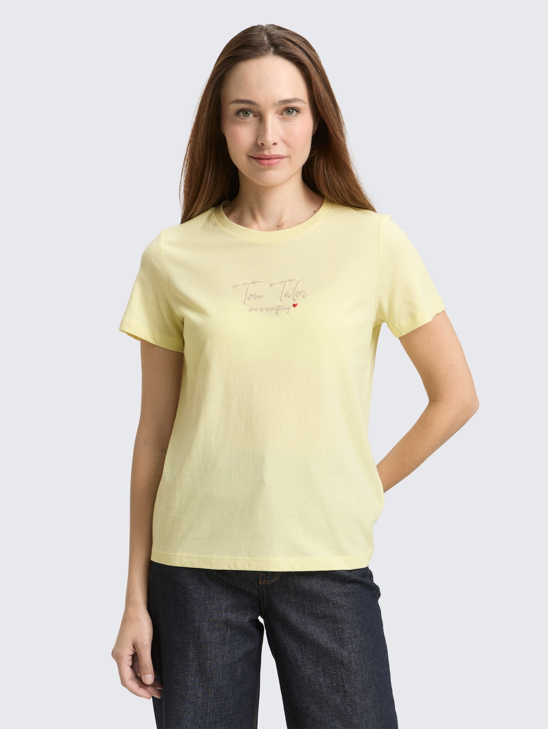 T-Shirt mit Logo-Print - soft lemon - Ausschnitt Model-Vorderansicht