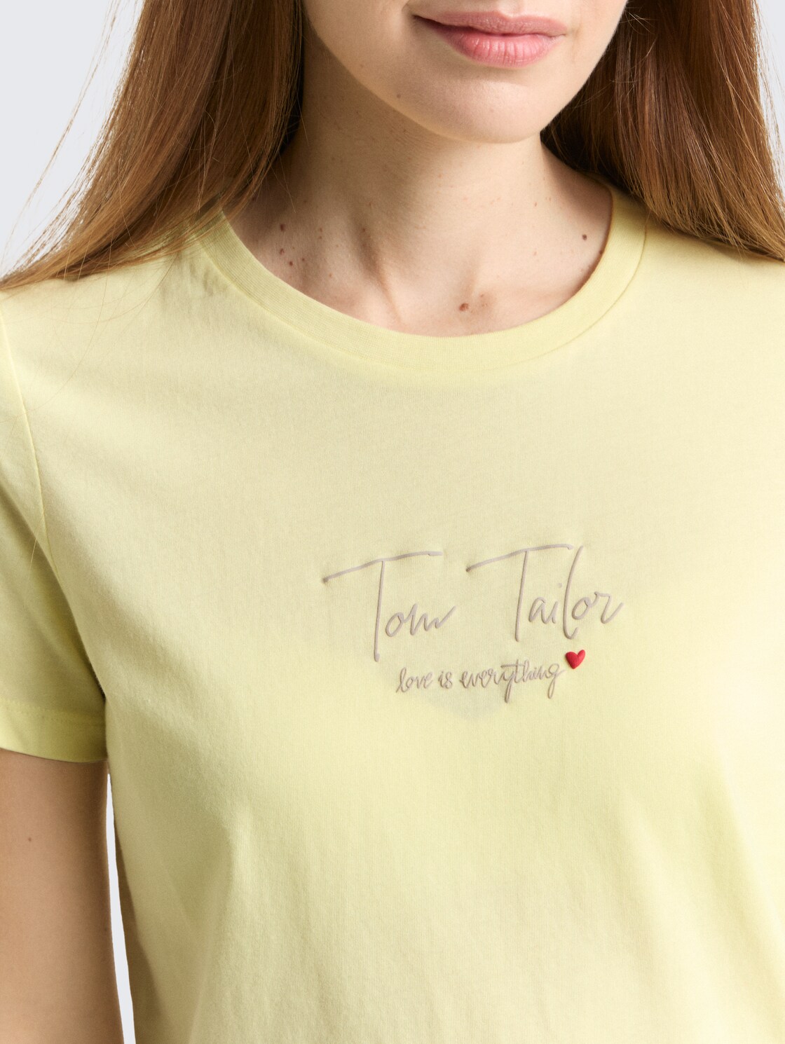 T-Shirt mit Logo-Print - soft lemon - Detail-Model-Ansicht