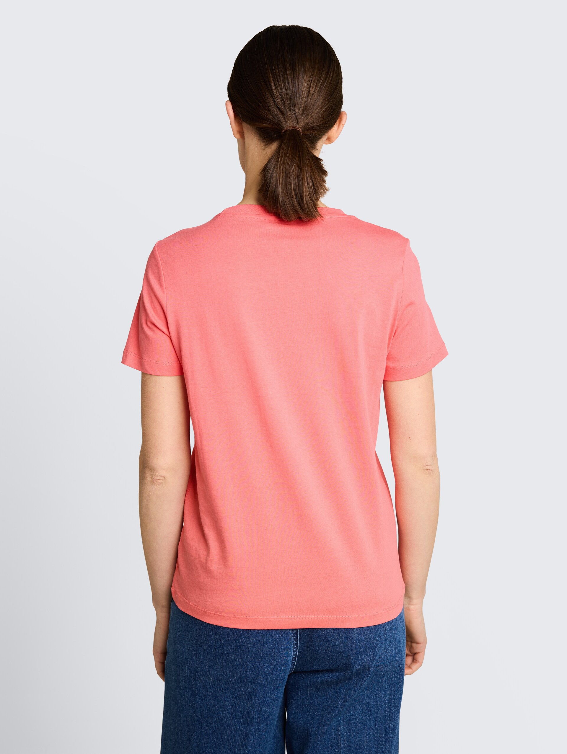 T-Shirt mit Logo-Print - soft coral pink - Auschnitt Model-Rückansicht