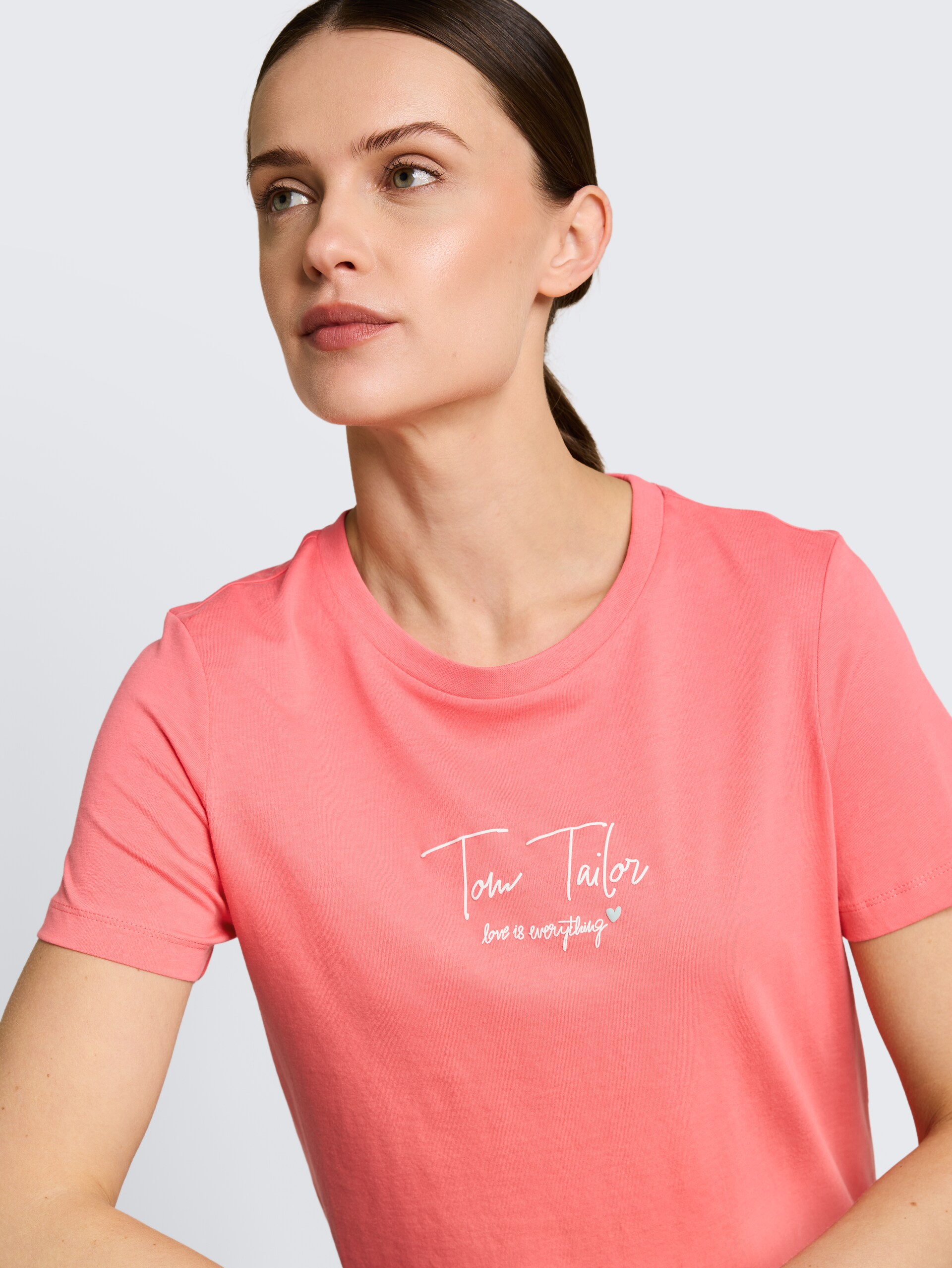 T-Shirt mit Logo-Print - soft coral pink - Detail-Model-Ansicht