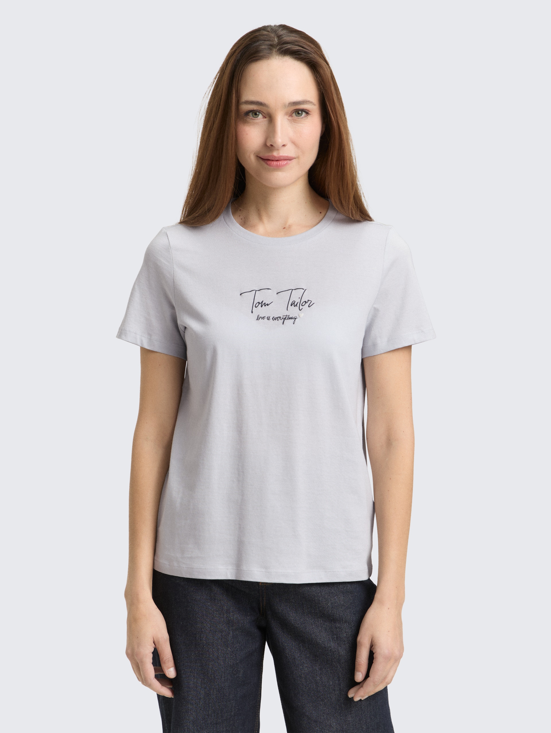 T-Shirt mit Logo-Print - soft dusty blue - Ausschnitt Model-Vorderansicht