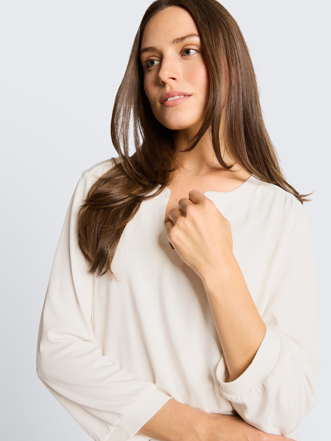Langarmshirt mit Raffungen - Whisper White - Detail-Model-Ansicht