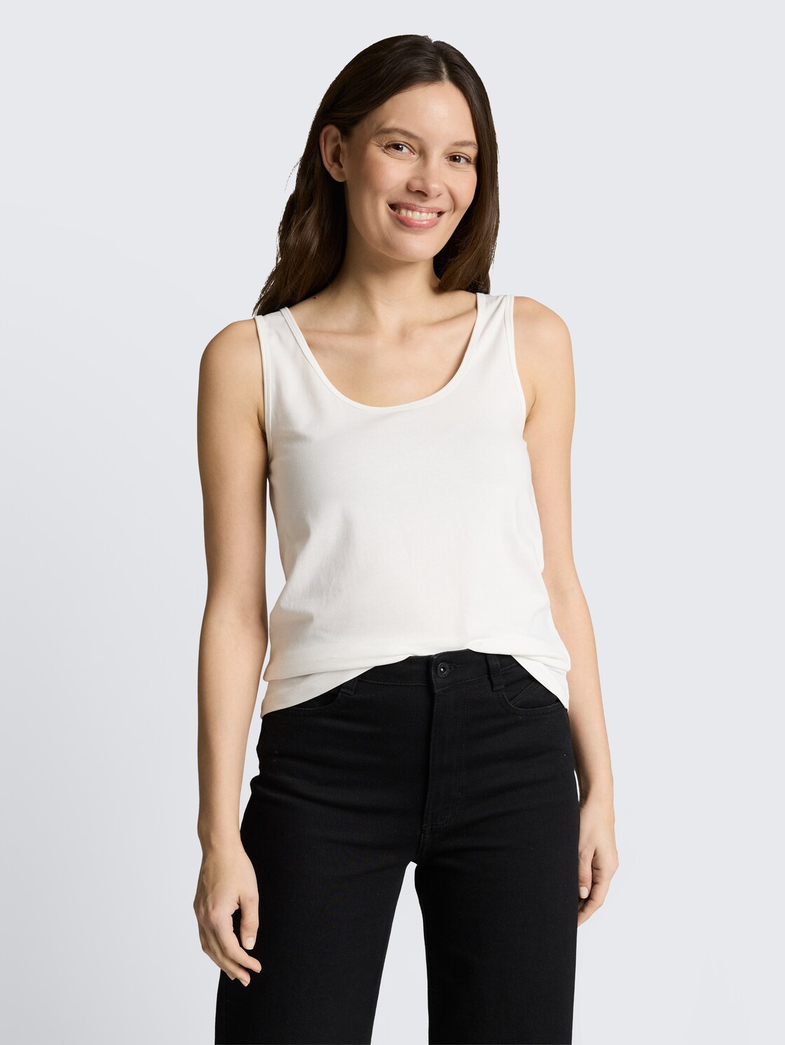 Slim Fit Top mit Rundhalsausschnitt - Whisper White - Ausschnitt Model-Vorderansicht