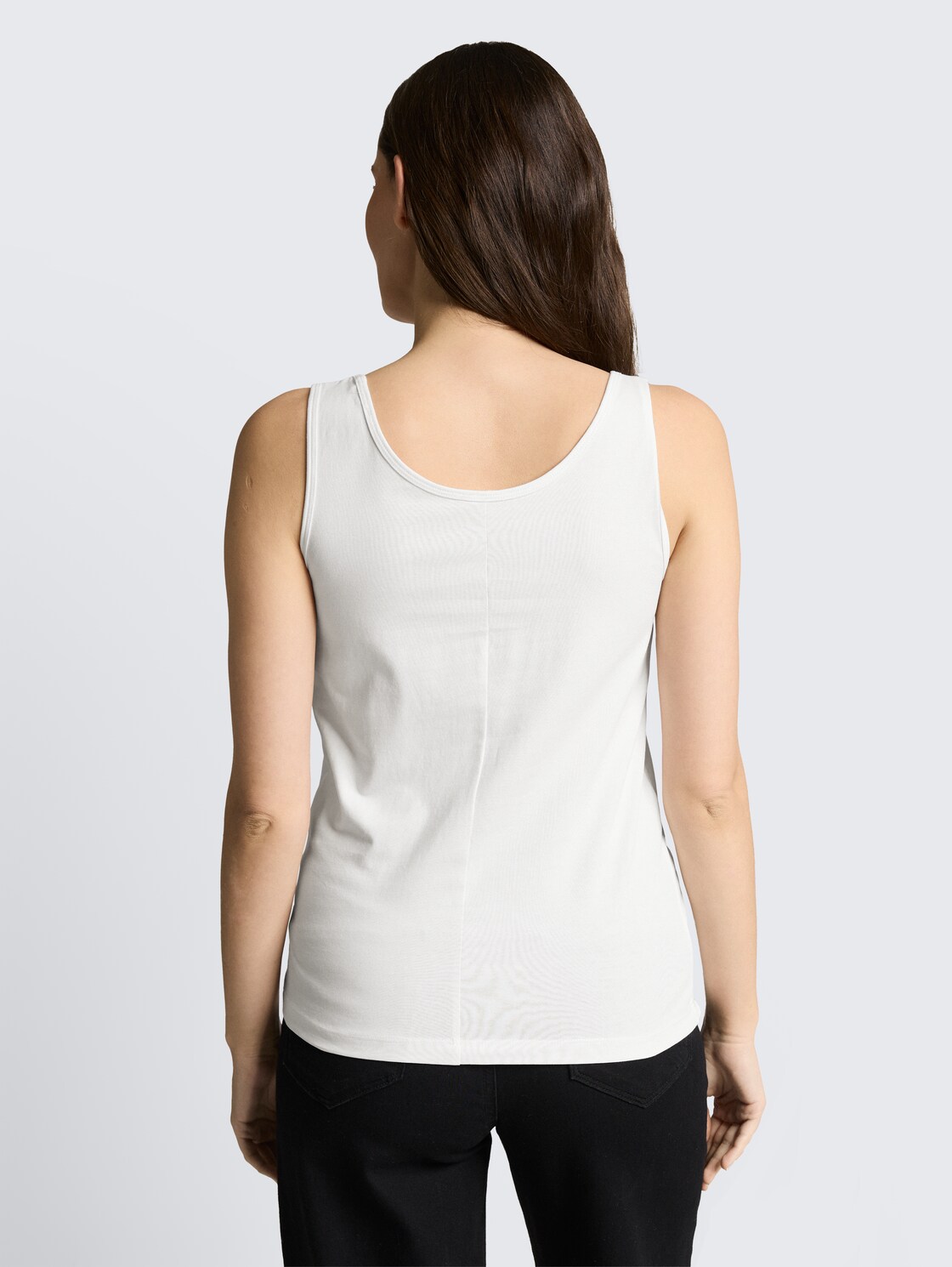 Slim Fit Top mit Rundhalsausschnitt - Whisper White - Auschnitt Model-Rückansicht