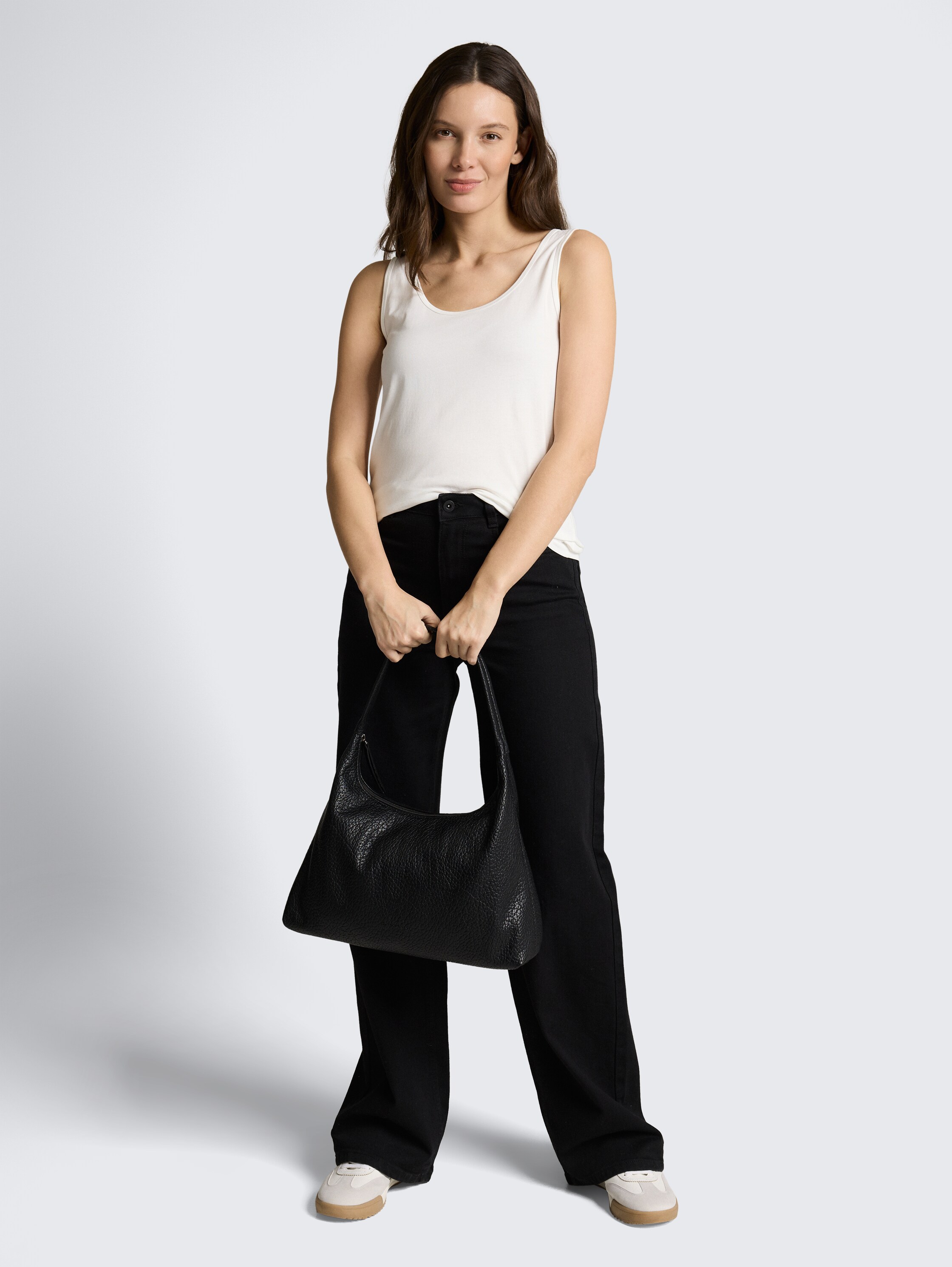 Slim Fit Top mit Rundhalsausschnitt - Whisper White - Model-Vorderansicht