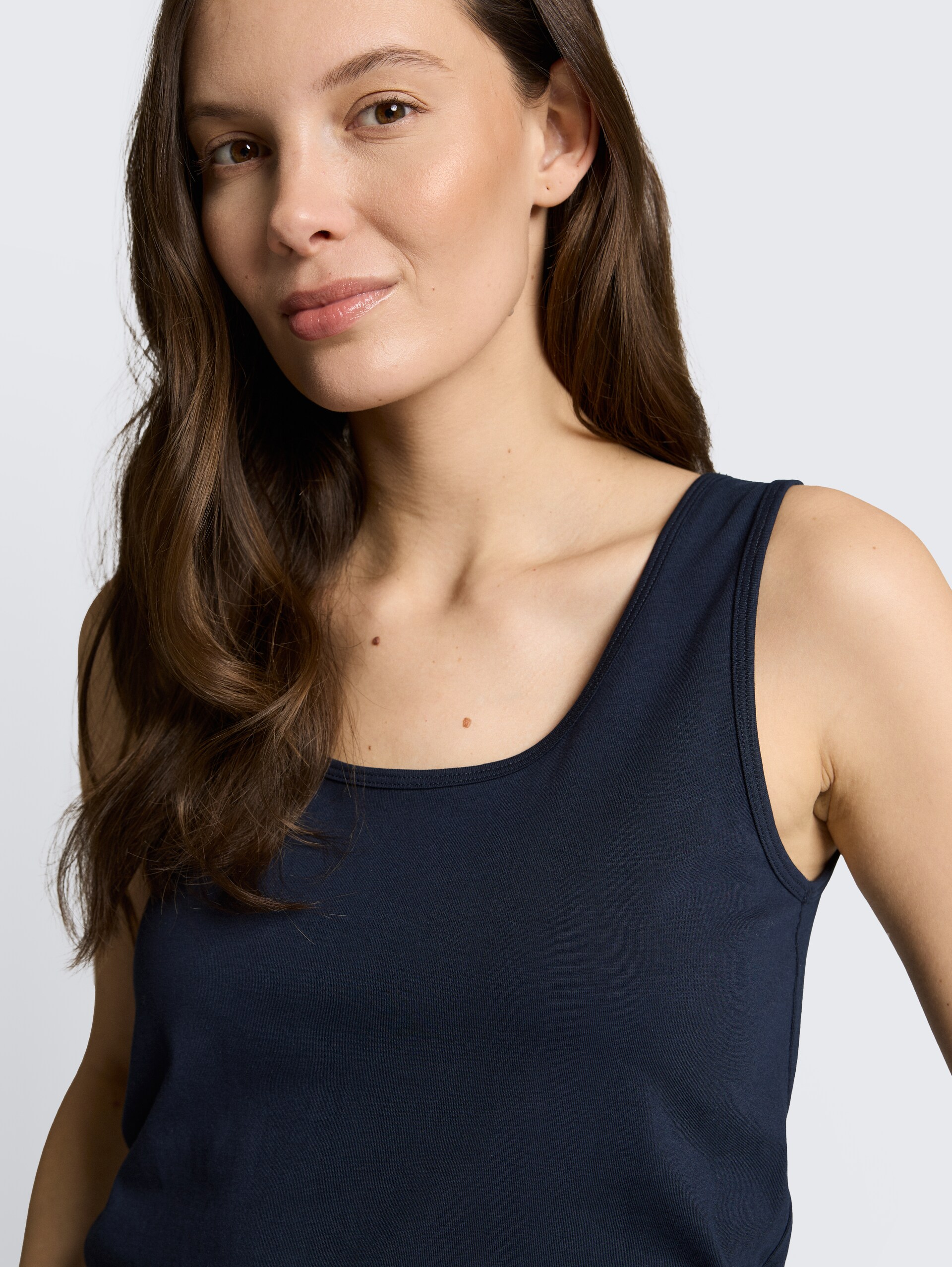 Slim Fit Top mit Rundhalsausschnitt - sky captain blue - Detail-Model-Ansicht
