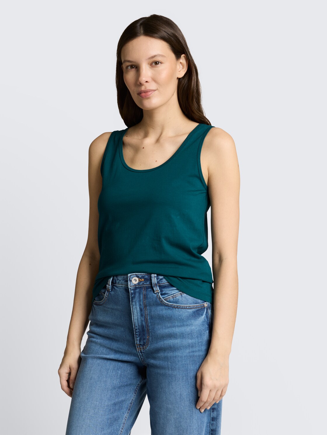Slim Fit Top mit Rundhalsausschnitt - Deep Meadow Green - Ausschnitt Model-Vorderansicht