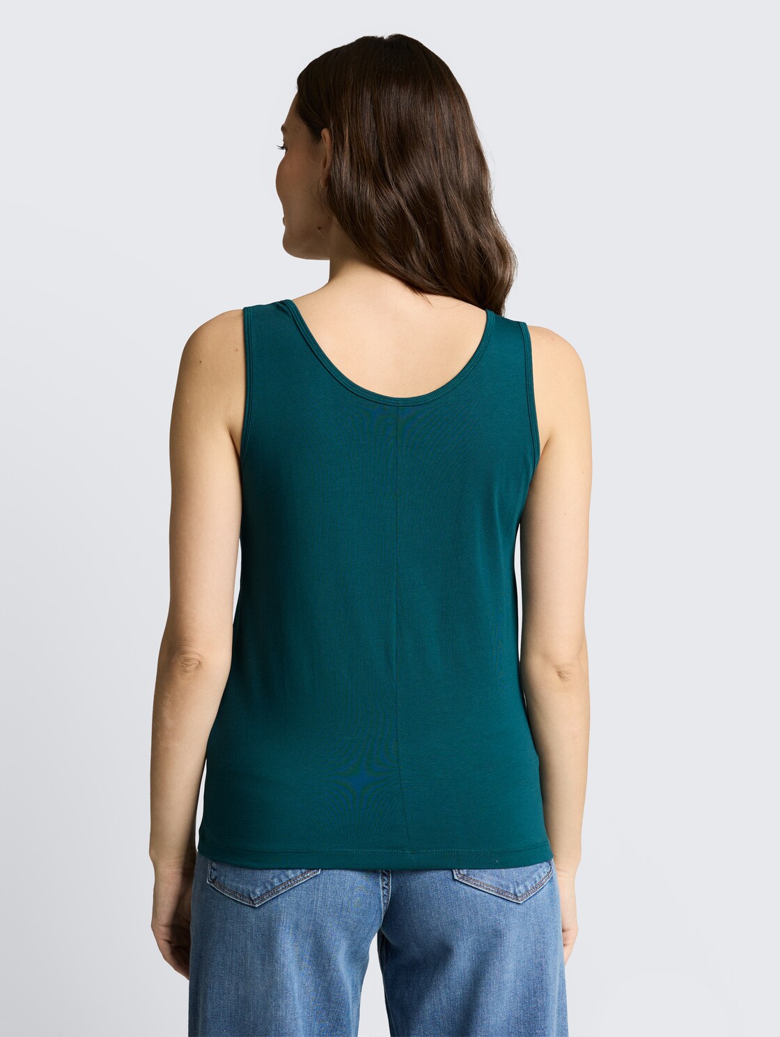 Slim Fit Top mit Rundhalsausschnitt - Deep Meadow Green - Auschnitt Model-Rückansicht