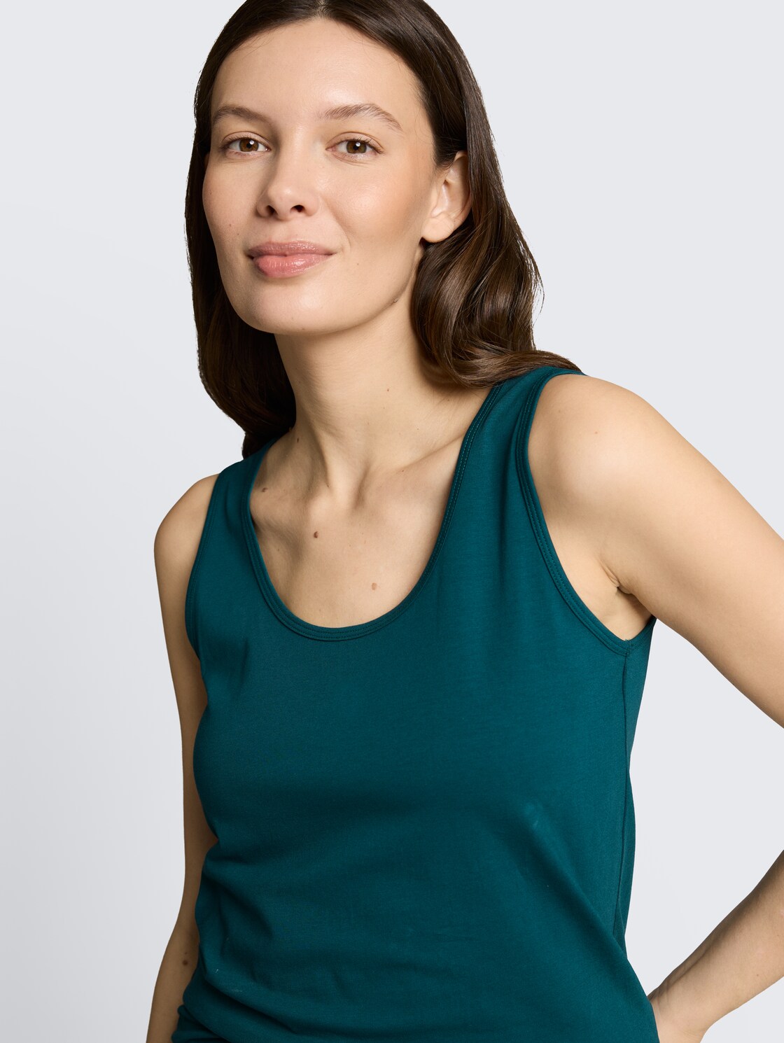 Slim Fit Top mit Rundhalsausschnitt - Deep Meadow Green - Detail-Model-Ansicht