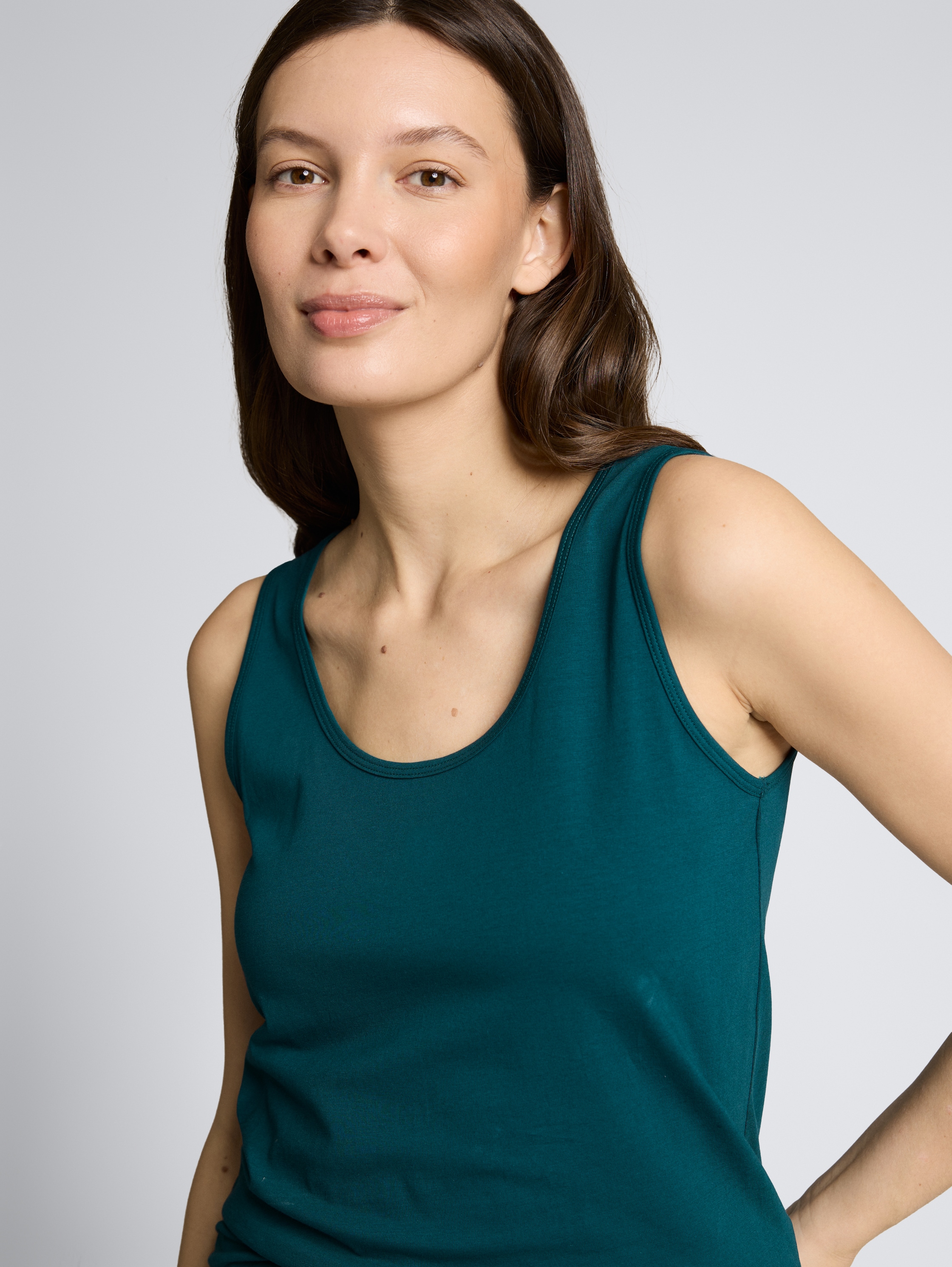 Slim Fit Top mit Rundhalsausschnitt - Deep Meadow Green - Detail-Model-Ansicht