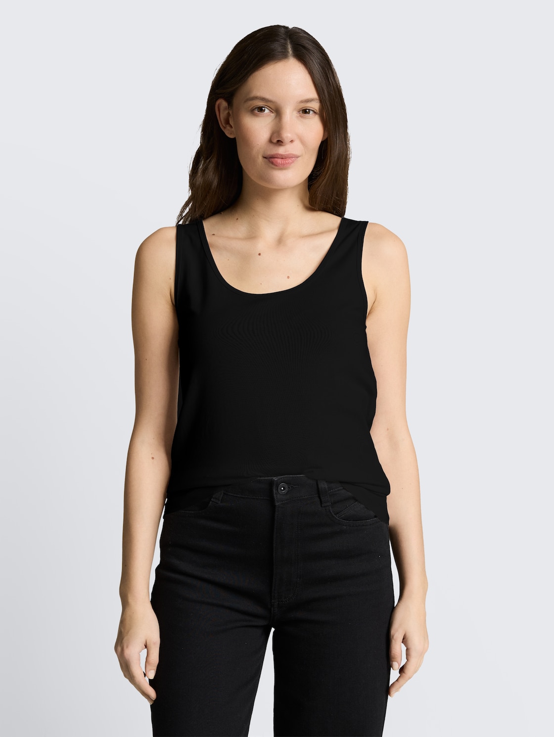 Slim Fit Top mit Rundhalsausschnitt - deep black - Ausschnitt Model-Vorderansicht