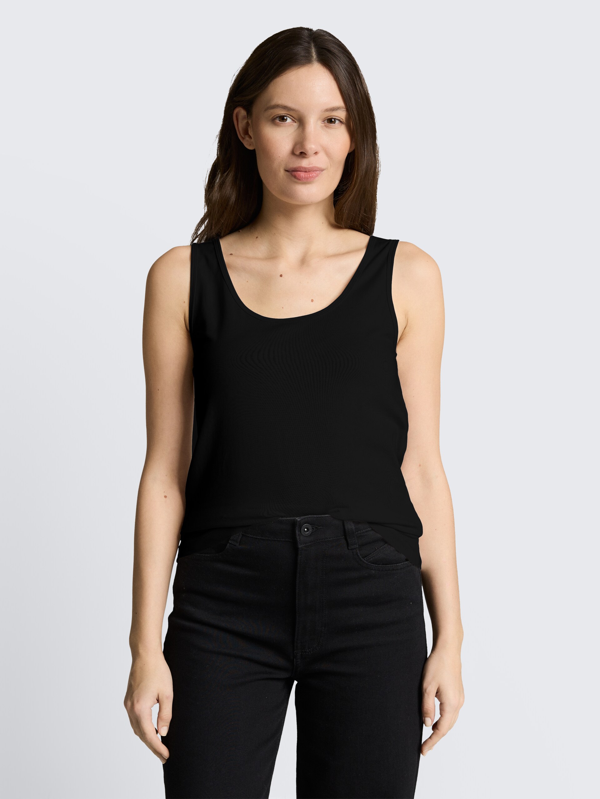 Slim Fit Top mit Rundhalsausschnitt - deep black - Ausschnitt Model-Vorderansicht