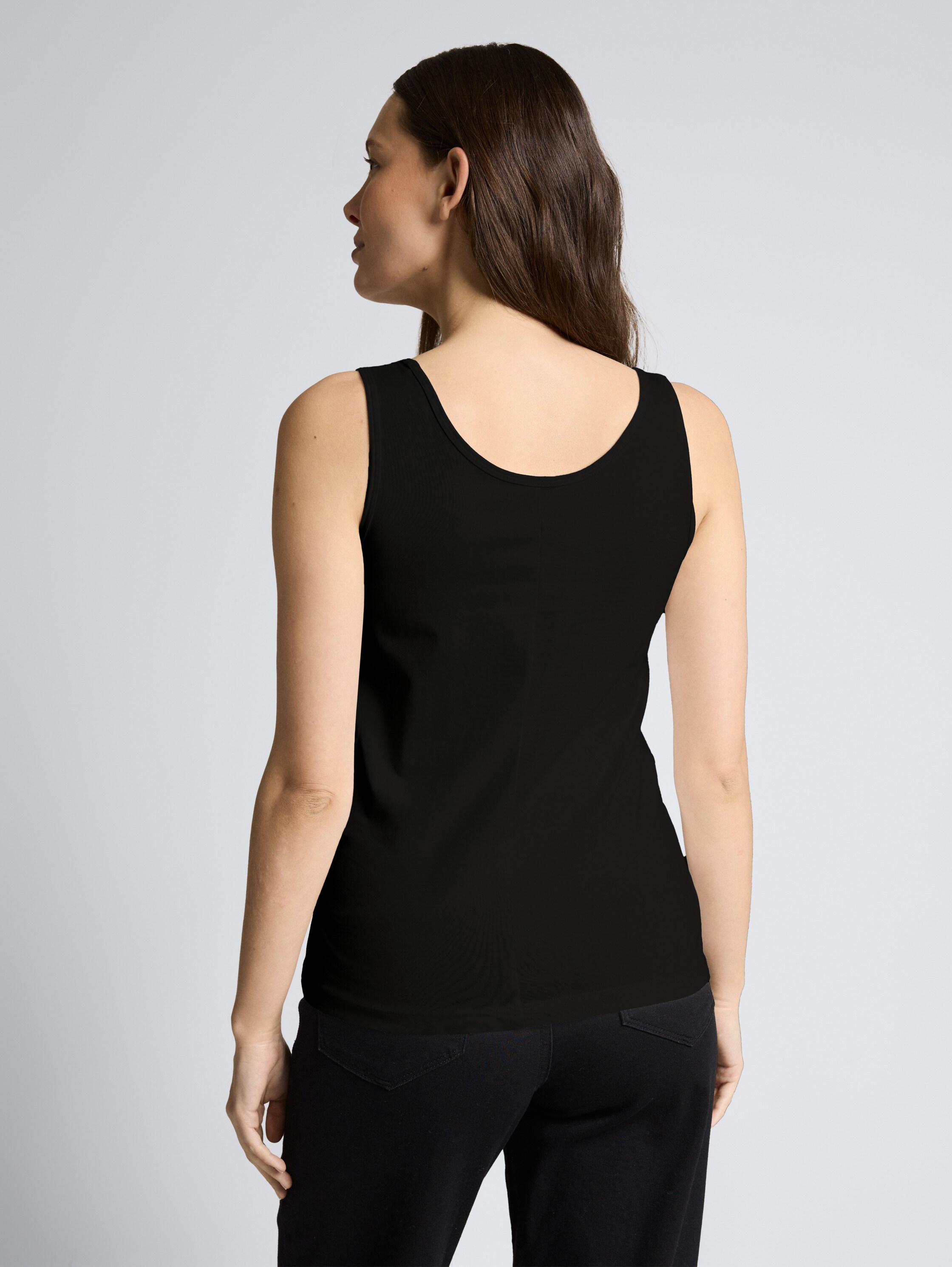 Slim Fit Top mit Rundhalsausschnitt - deep black - Auschnitt Model-Rückansicht