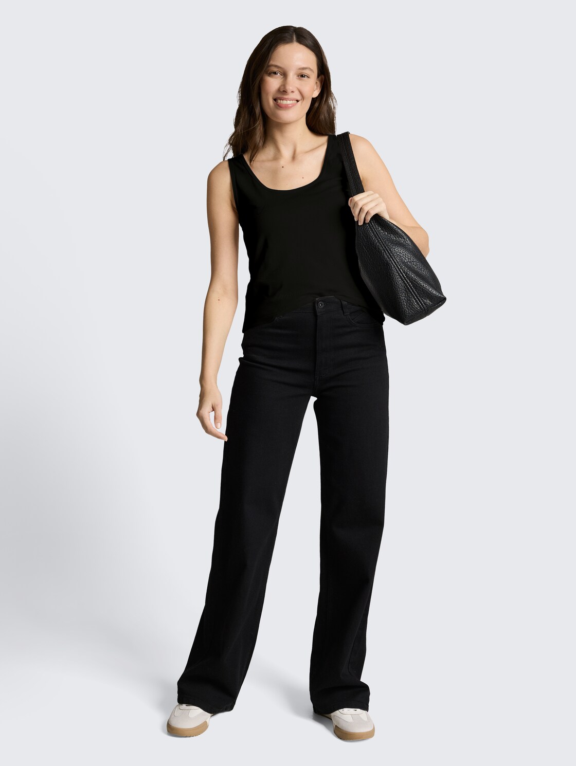 Slim Fit Top mit Rundhalsausschnitt - deep black - Model-Vorderansicht