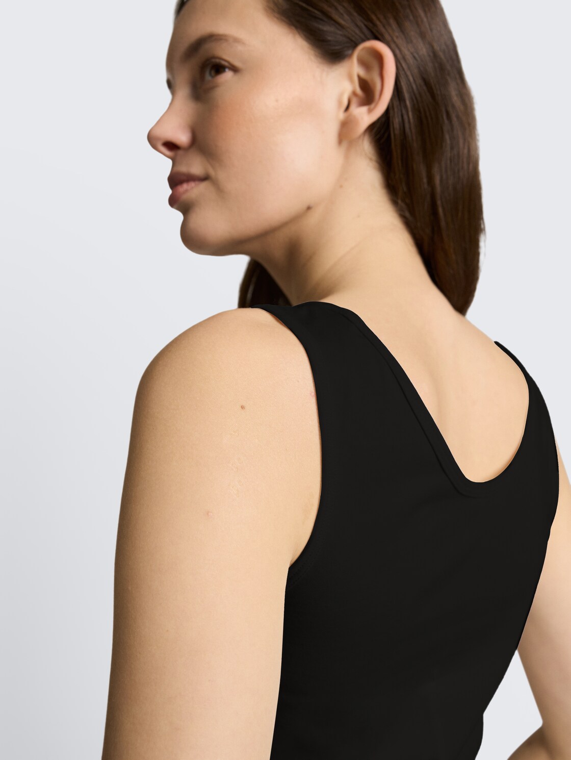 Slim Fit Top mit Rundhalsausschnitt - deep black - Detail-Model-Ansicht