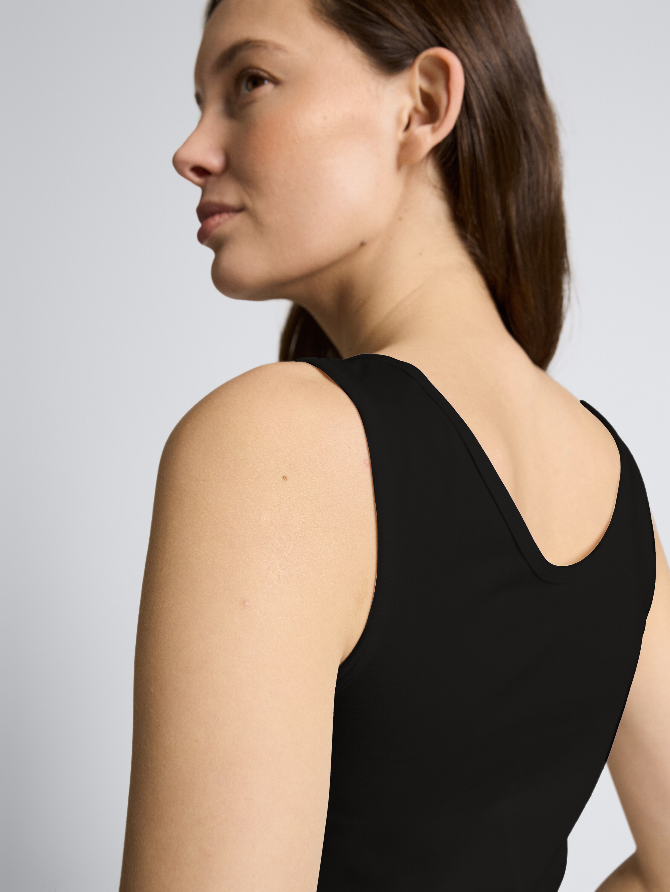 Slim Fit Top mit Rundhalsausschnitt - deep black - Detail-Model-Ansicht