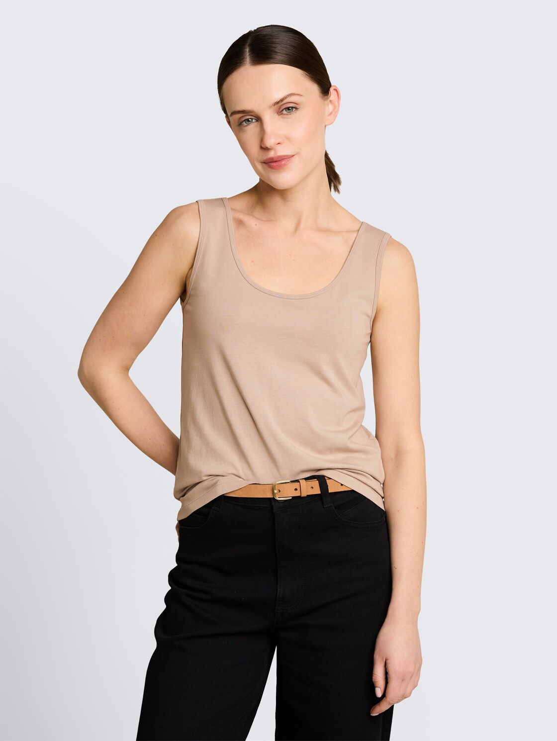 Slim Fit Top mit Rundhalsausschnitt - soft taupe grey - Ausschnitt Model-Vorderansicht