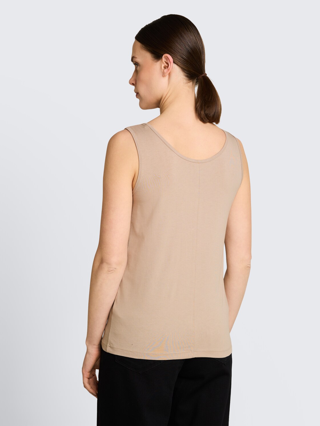 Slim Fit Top mit Rundhalsausschnitt - soft taupe grey - Auschnitt Model-Rückansicht