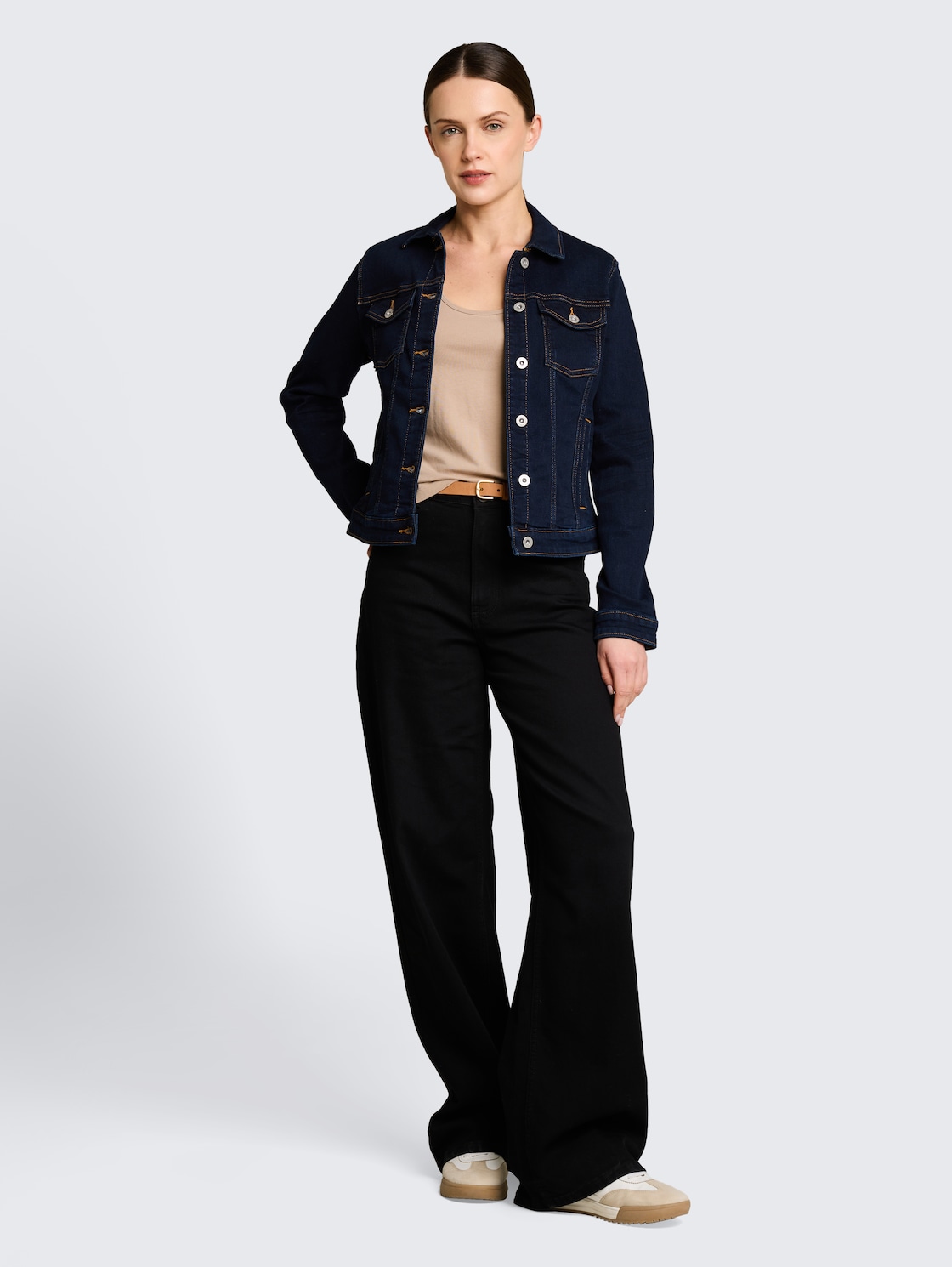 Slim Fit Top mit Rundhalsausschnitt - soft taupe grey - Model-Vorderansicht