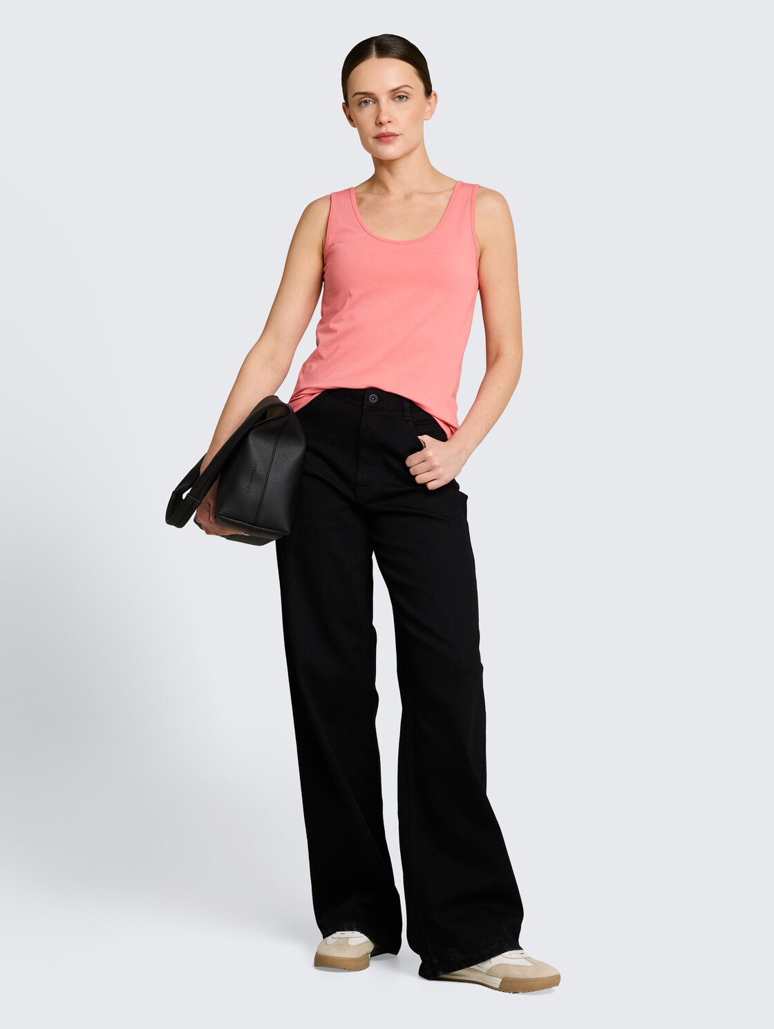 Slim Fit Top mit Rundhalsausschnitt - soft coral pink - Model-Vorderansicht