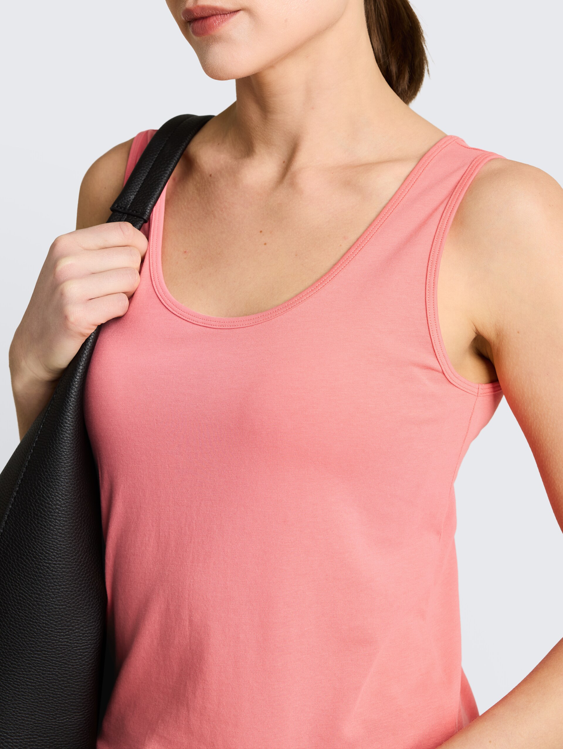 Slim Fit Top mit Rundhalsausschnitt - soft coral pink - Detail-Model-Ansicht
