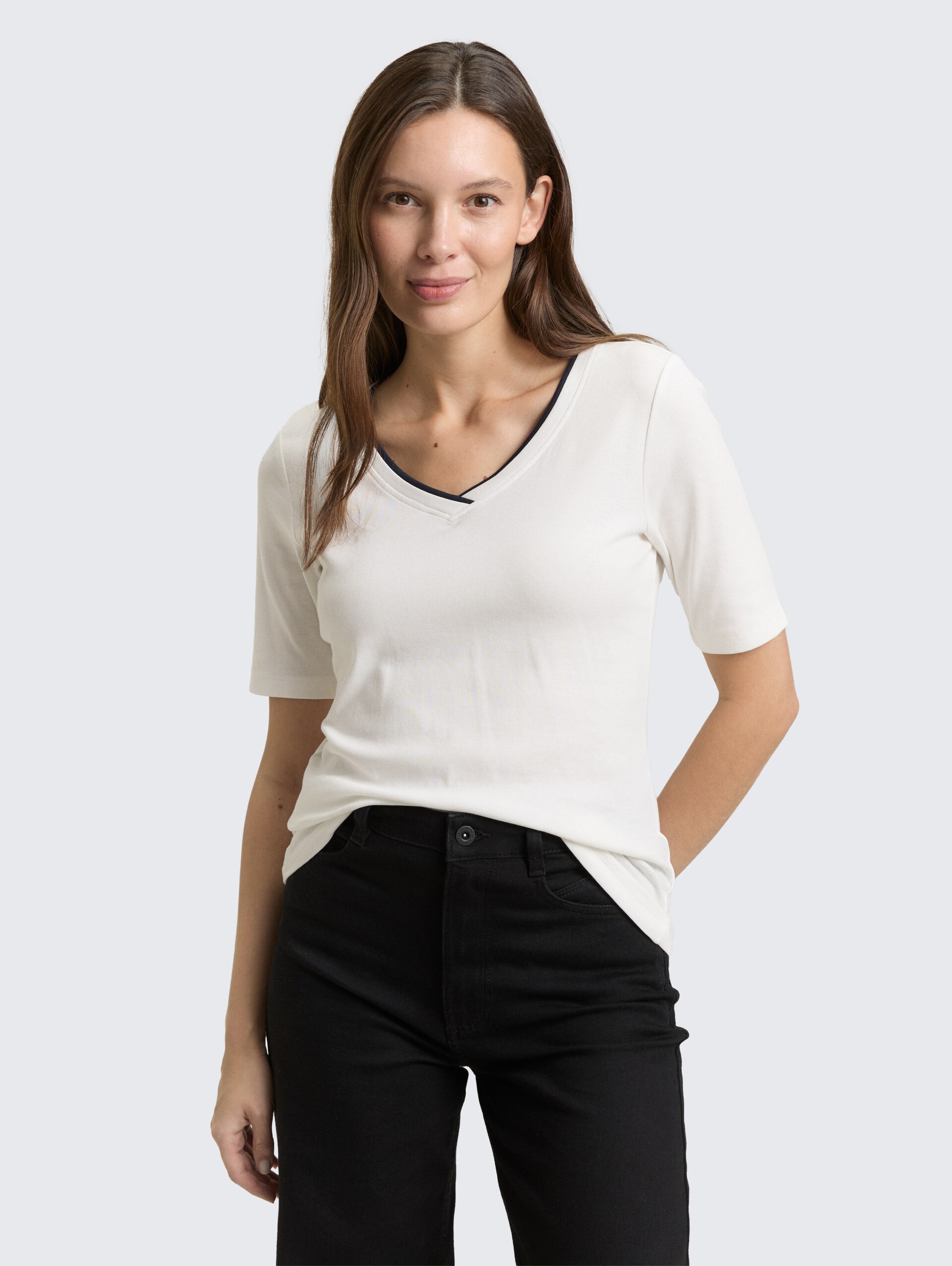 Slim Fit T-Shirt mit V-Ausschnitt - Whisper White - Ausschnitt Model-Vorderansicht