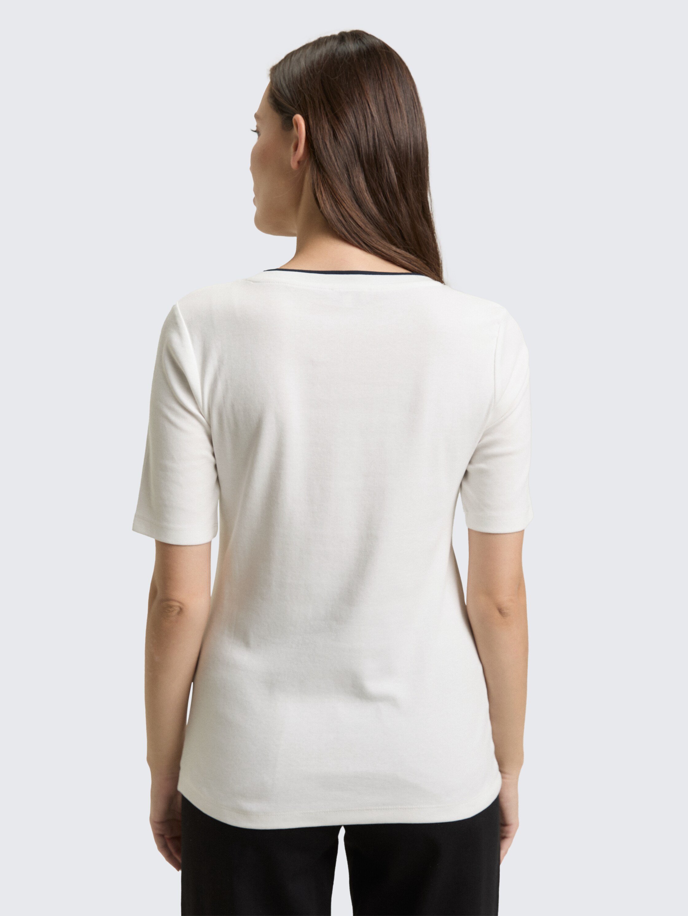 Slim Fit T-Shirt mit V-Ausschnitt - Whisper White - Auschnitt Model-Rückansicht