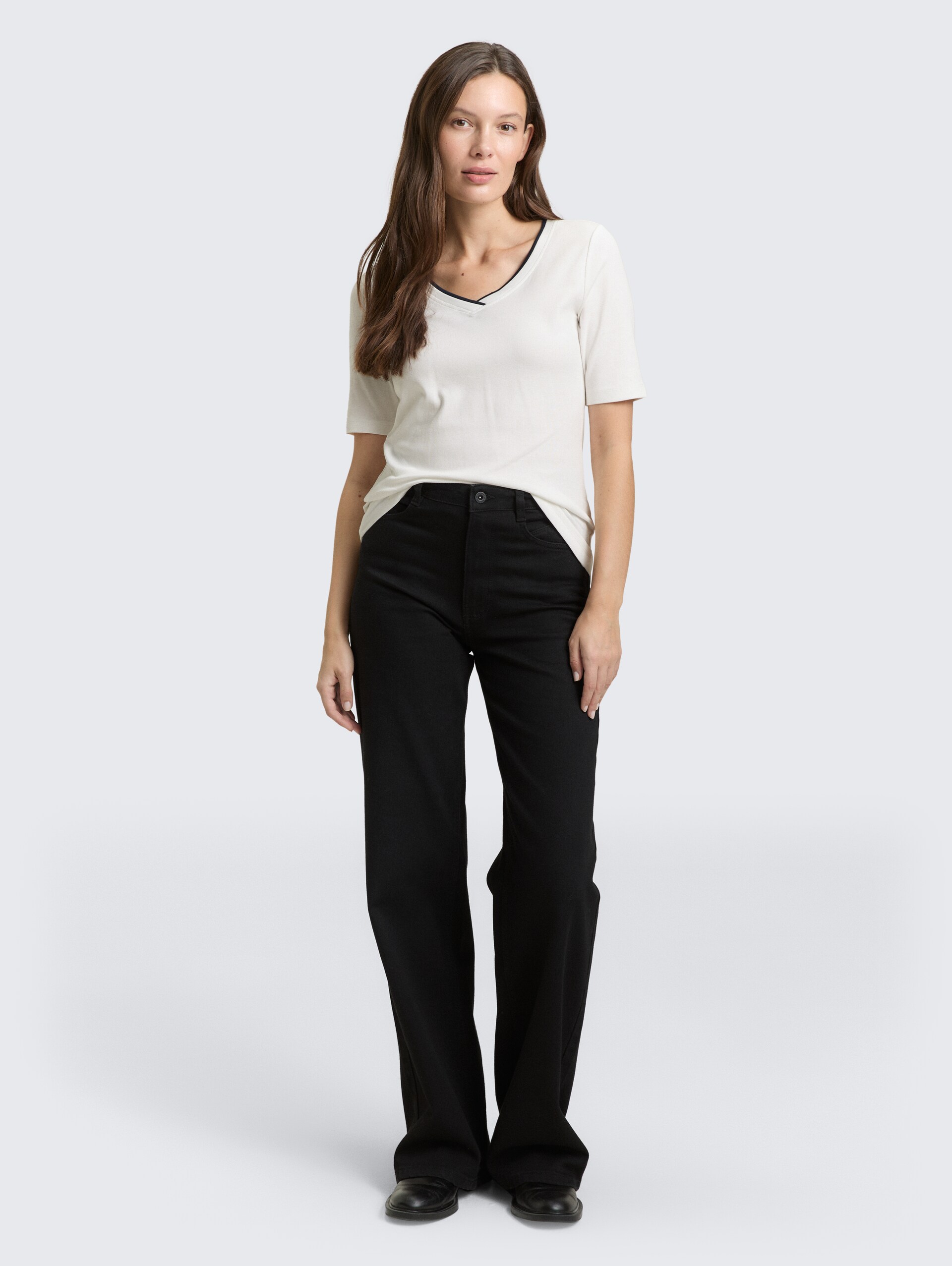 Slim Fit T-Shirt mit V-Ausschnitt - Whisper White - Model-Vorderansicht