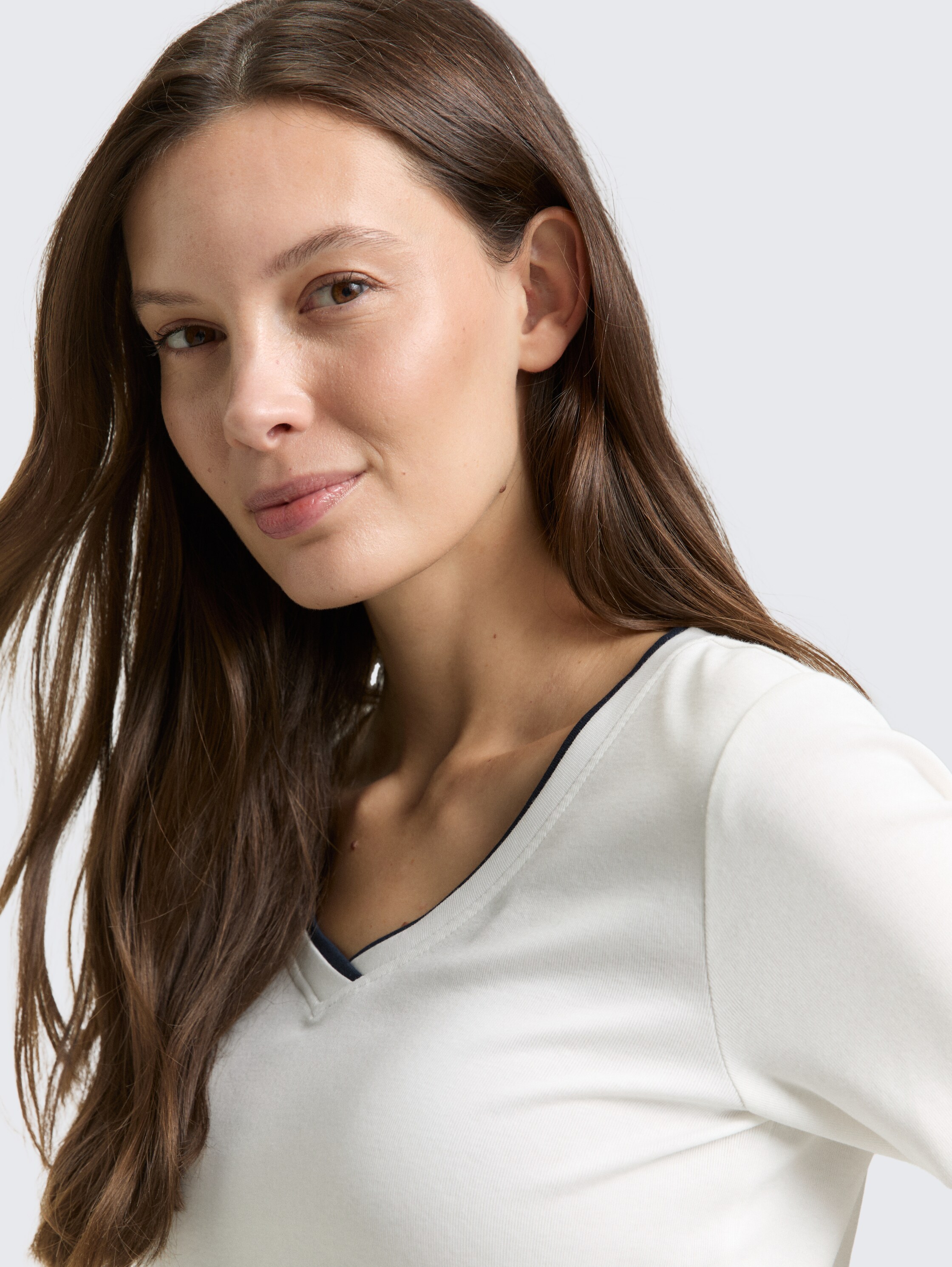 Slim Fit T-Shirt mit V-Ausschnitt - Whisper White - Detail-Model-Ansicht