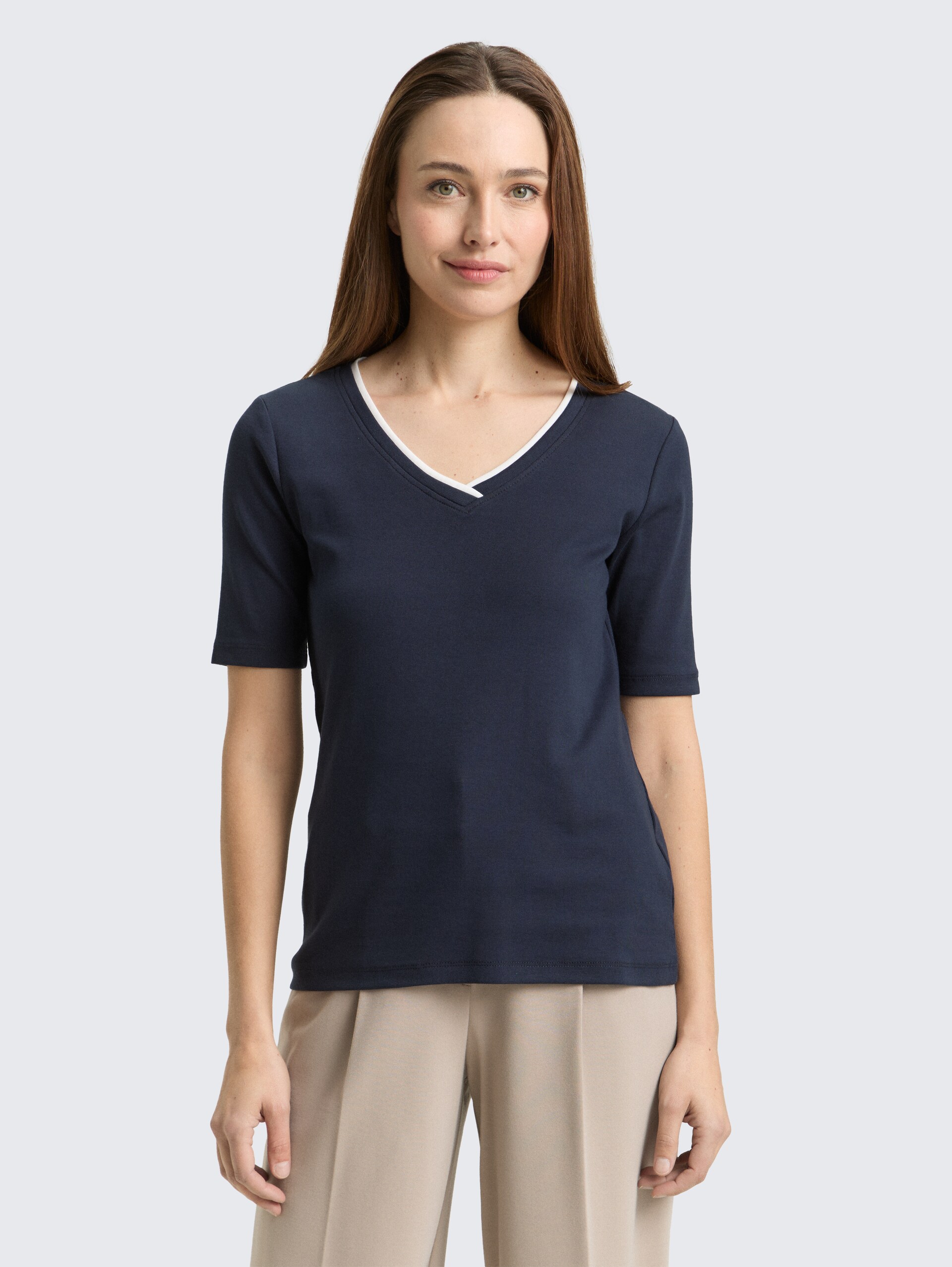 Slim Fit T-Shirt mit V-Ausschnitt - sky captain blue - Ausschnitt Model-Vorderansicht