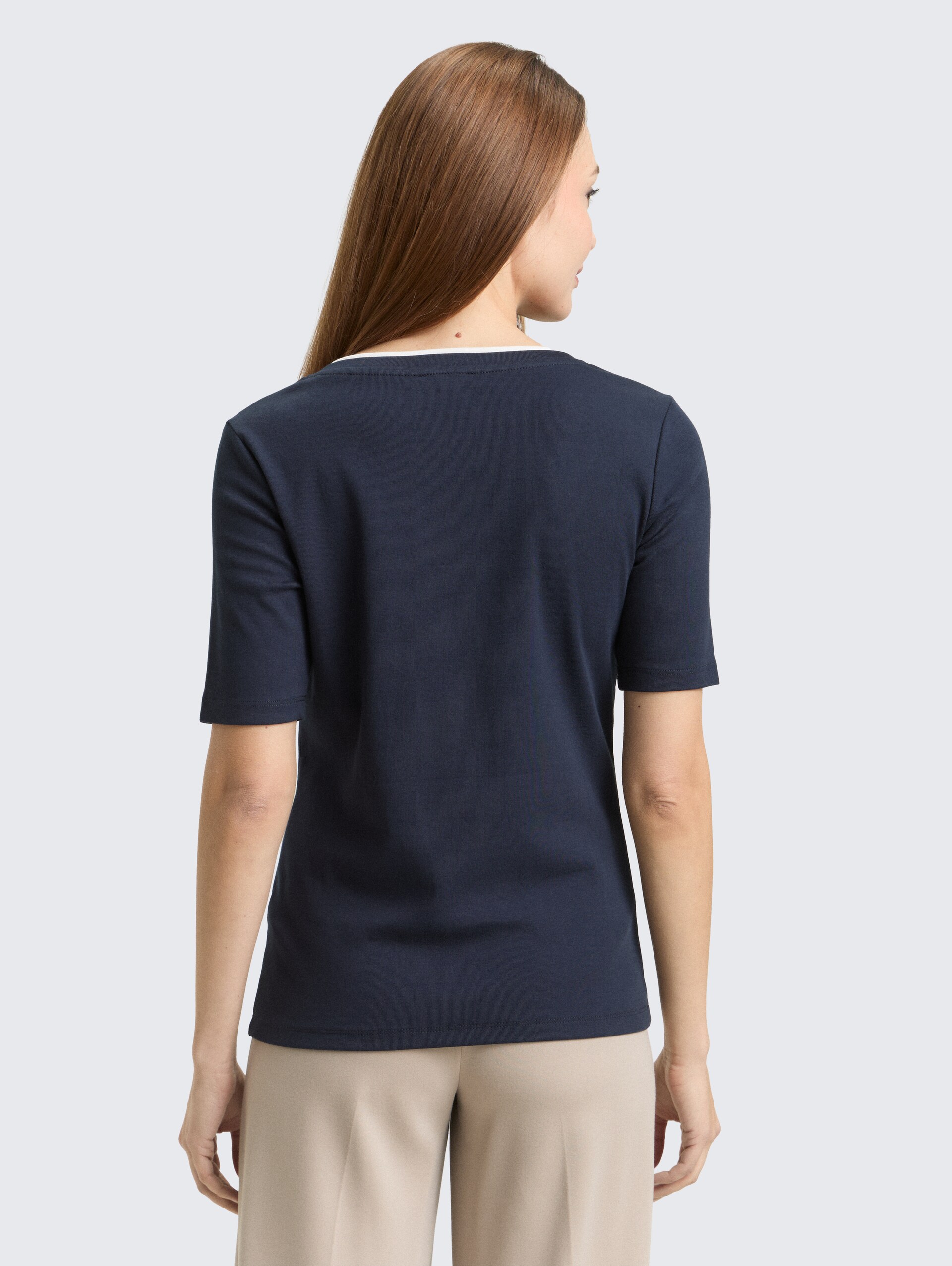 Slim Fit T-Shirt mit V-Ausschnitt - sky captain blue - Auschnitt Model-Rückansicht