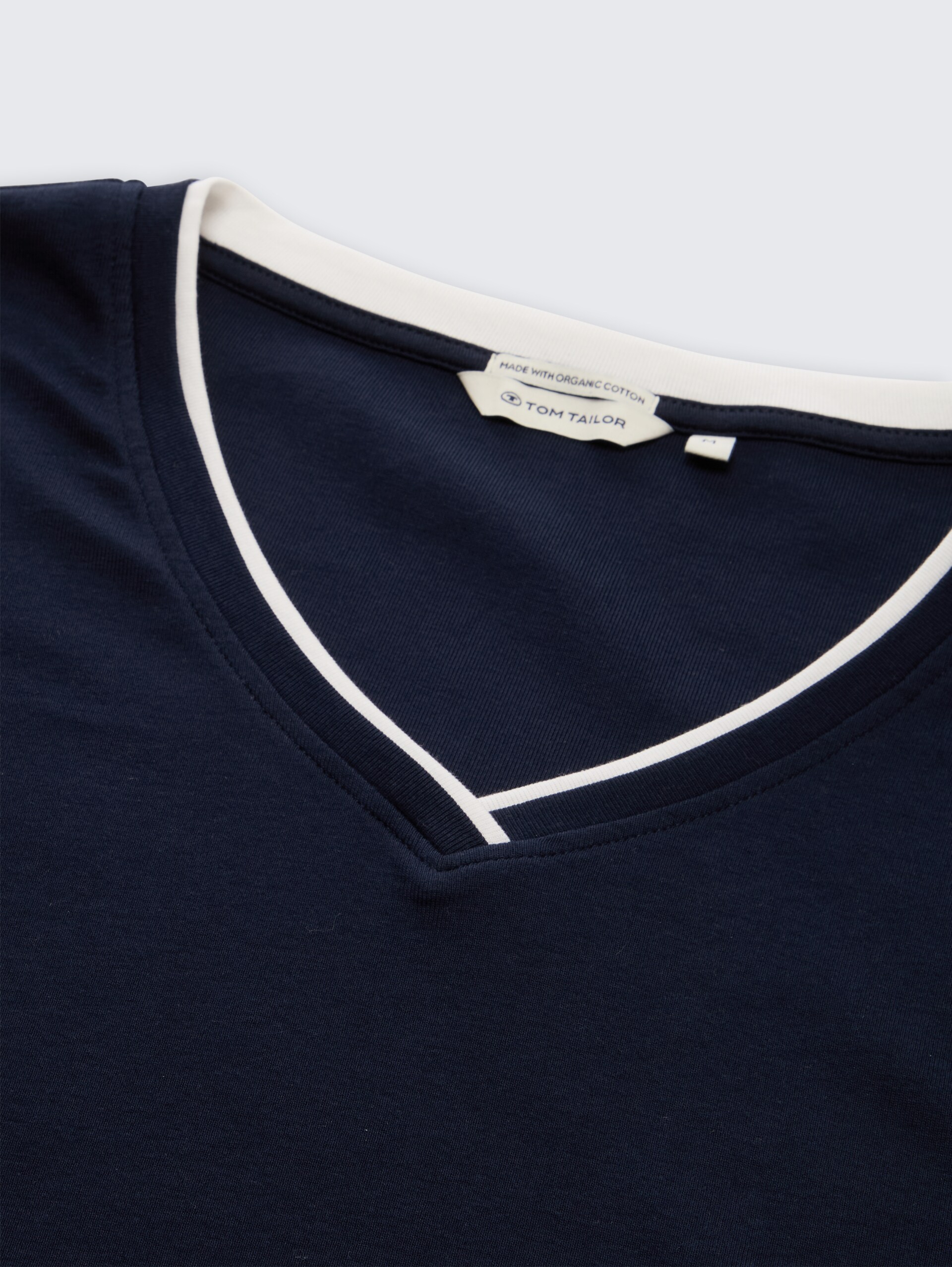 Slim Fit T-Shirt mit V-Ausschnitt - sky captain blue - Material-Ansicht