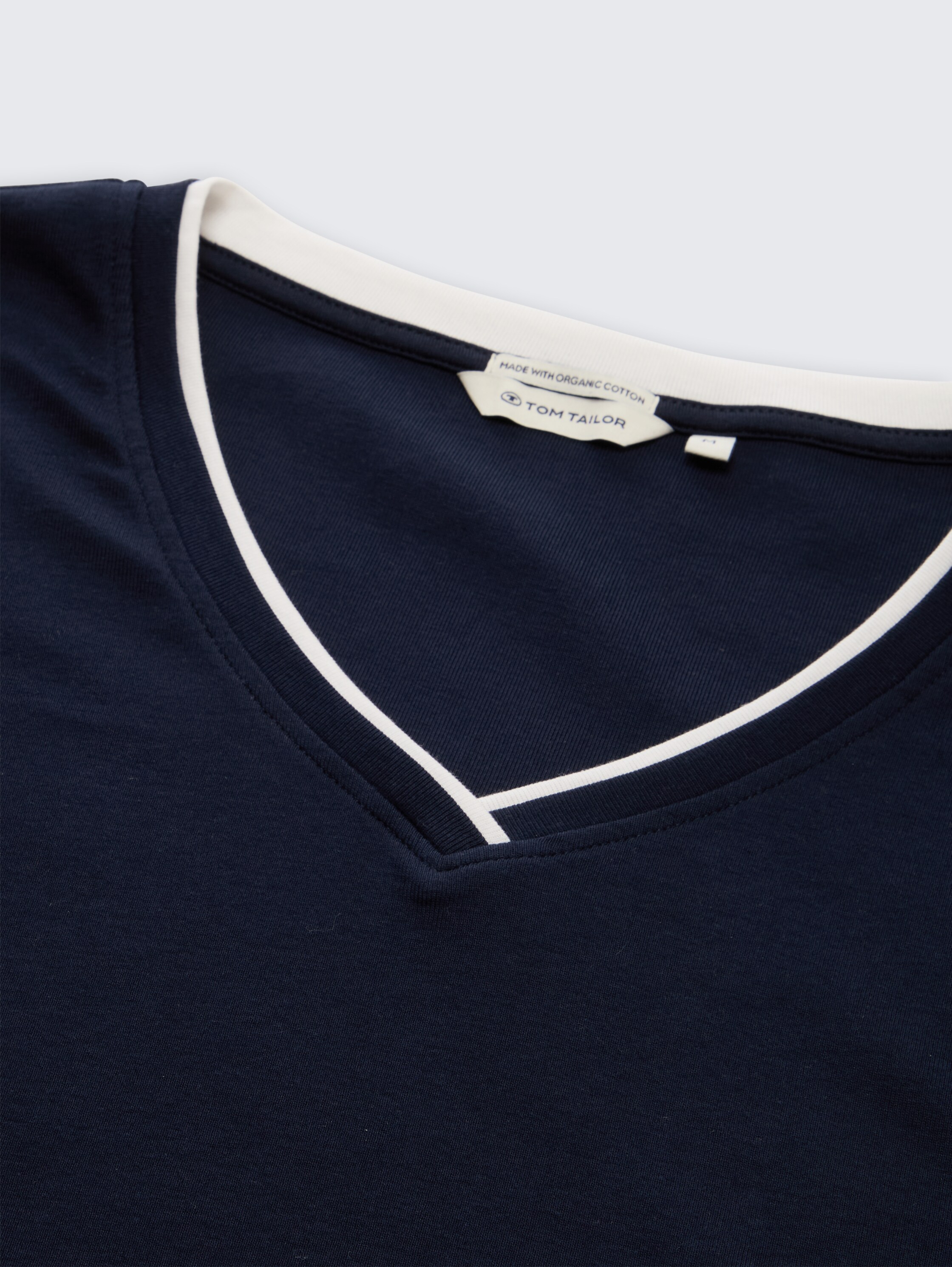 Slim fit T-shirt with V-neck - sky captain blue - Material view