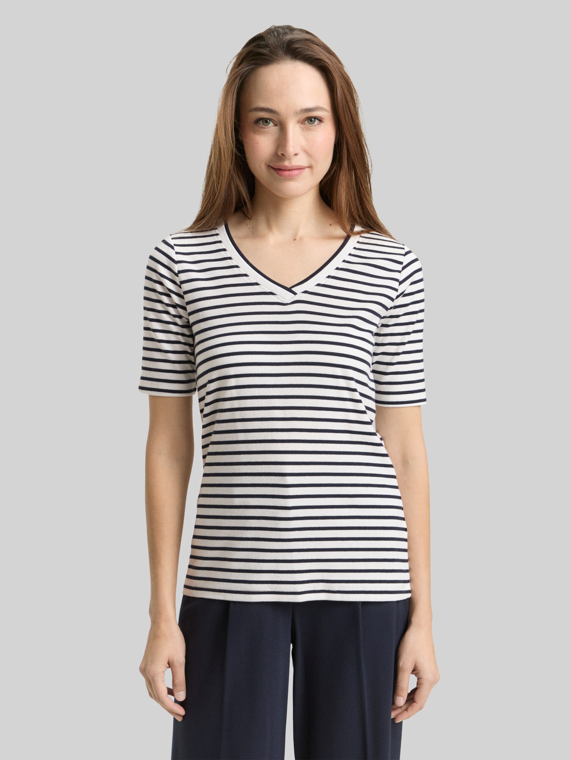 Slim fit T-shirt with V-neck - offwhite navy blue stripe - Neckline model front view